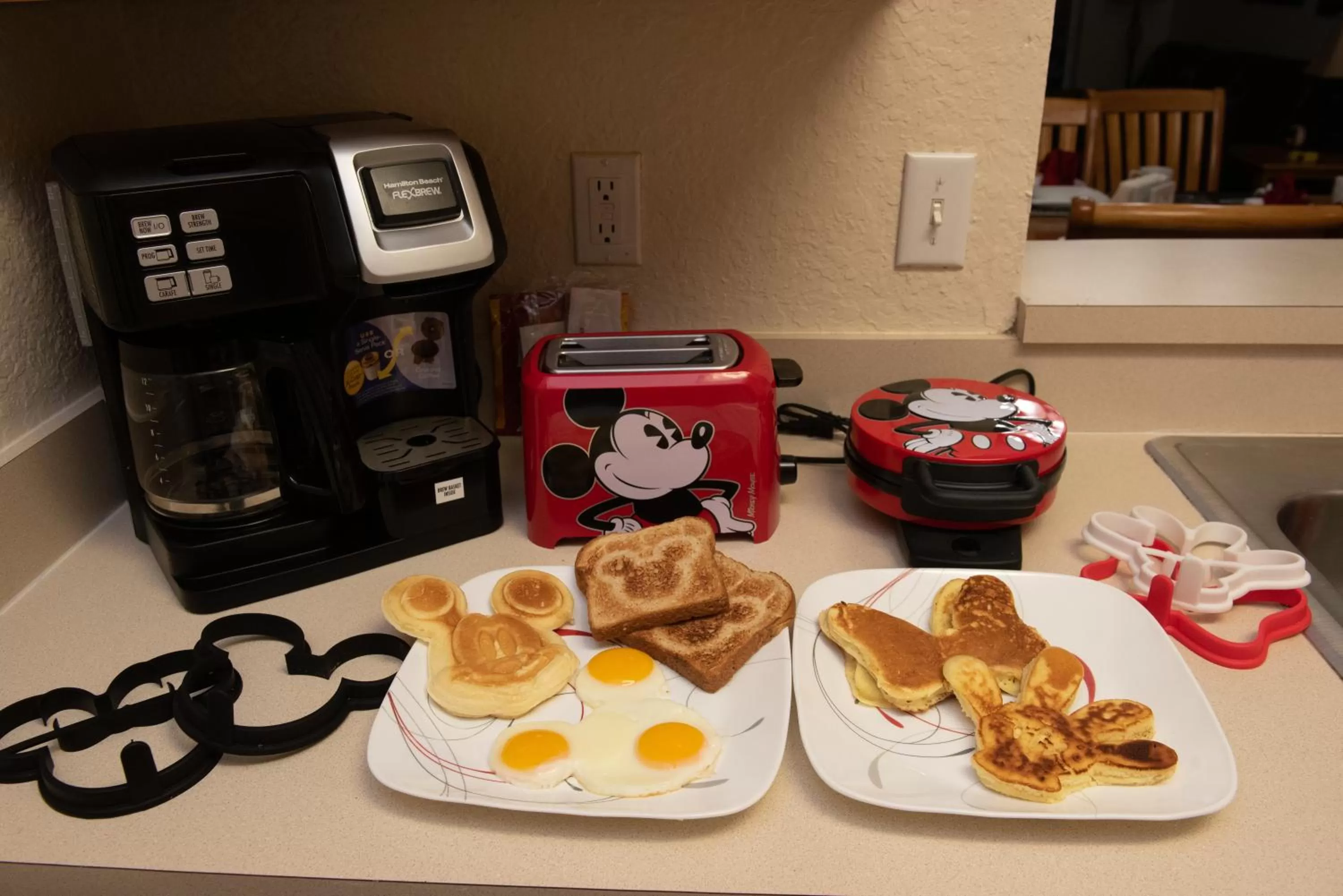 Kitchen or kitchenette in Magical Adventure Condo w Waterpark near Disney No Resort Fees