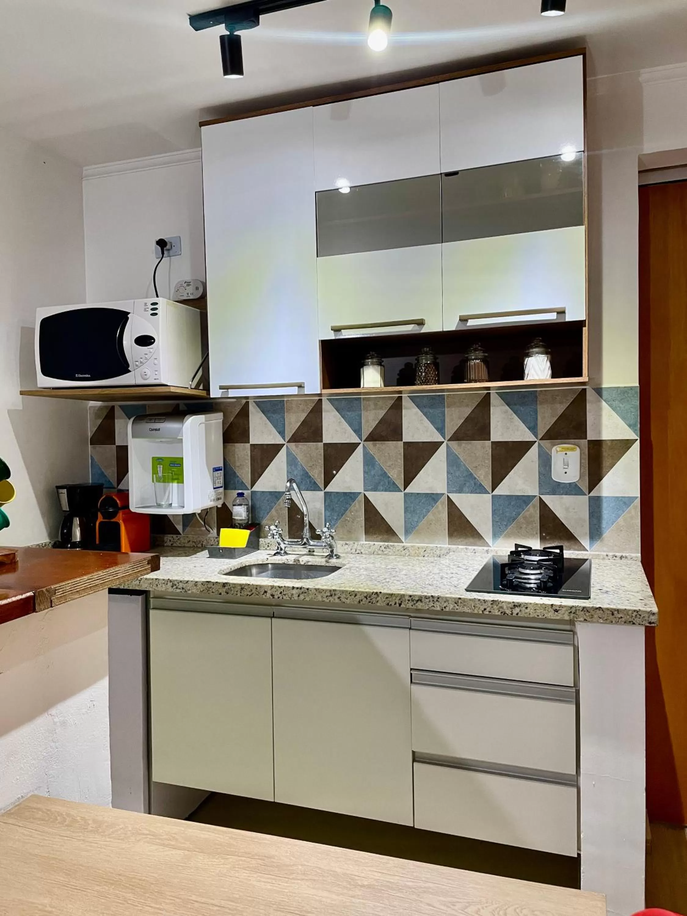 kitchen, Kitchen/Kitchenette in MineirINN l Piscina Aquecida e Hidro na Montanha