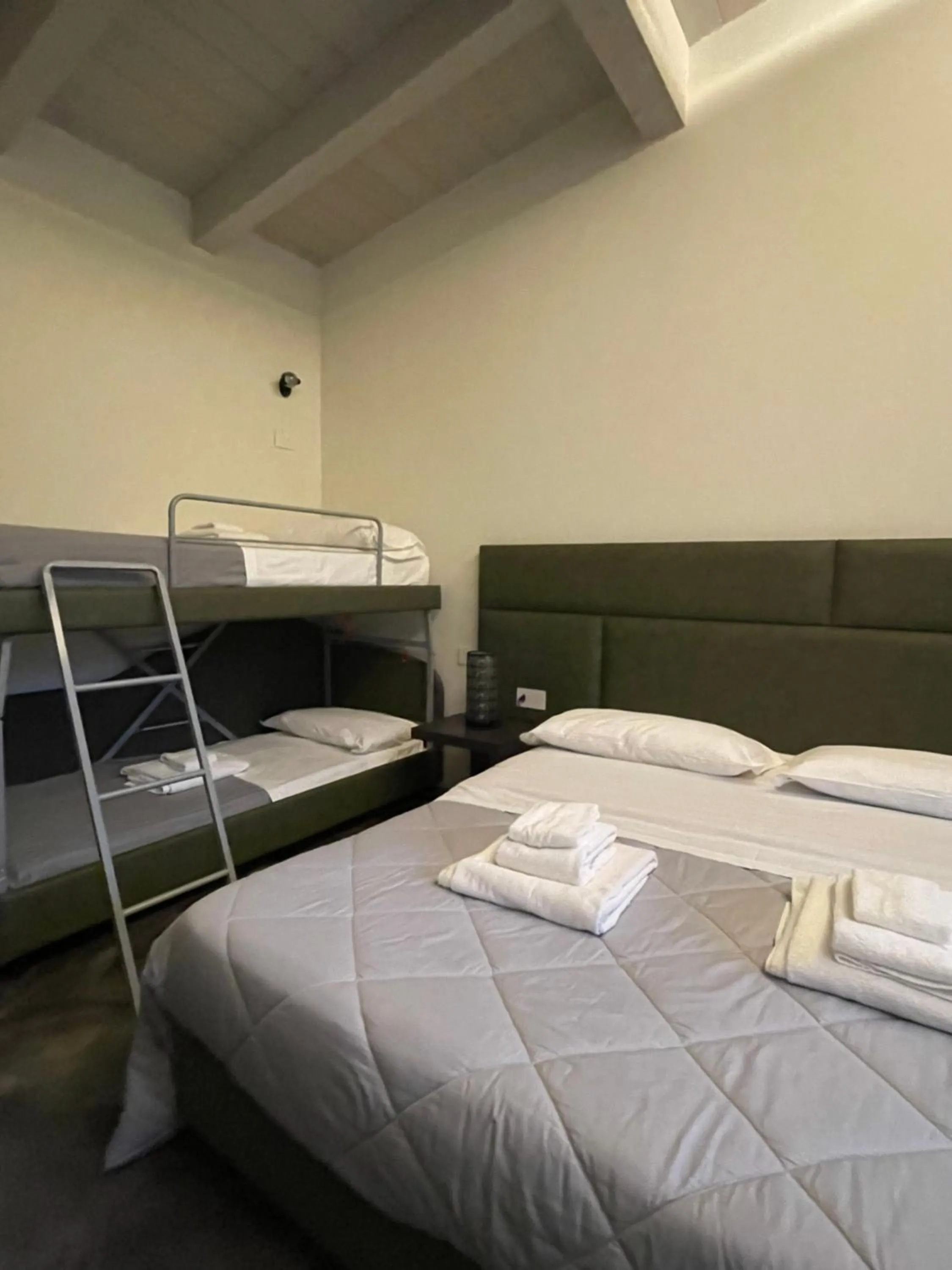 Bedroom, Bed in Modus Aquae