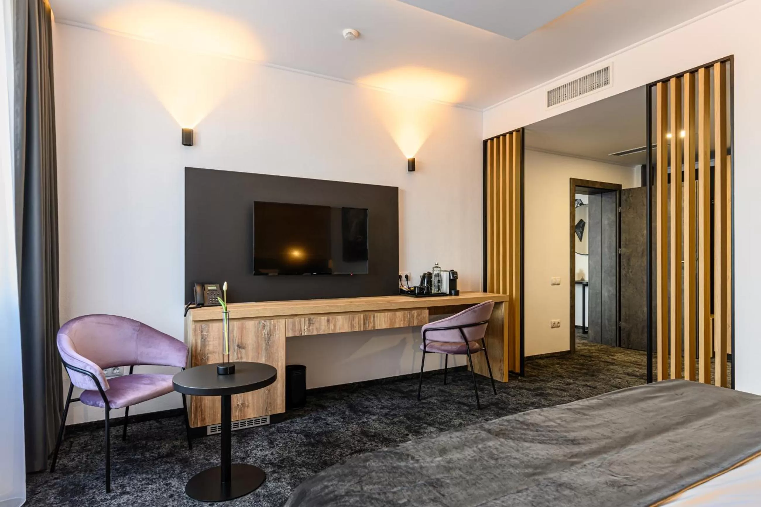 Communal lounge/ TV room in B THE HOTEL