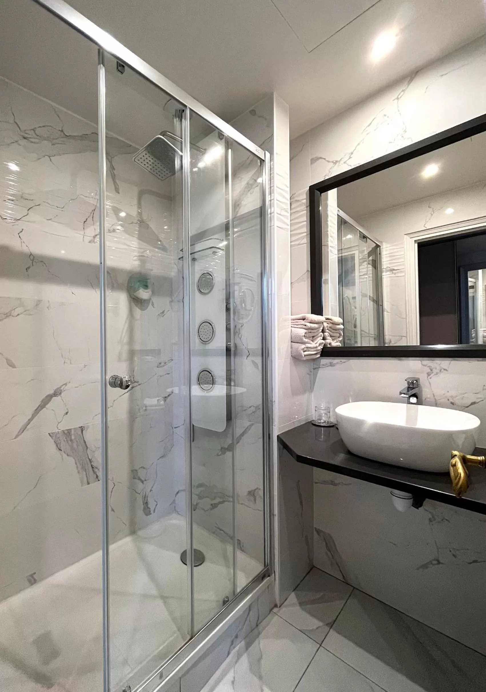 Bathroom in Eiffel Trocadéro