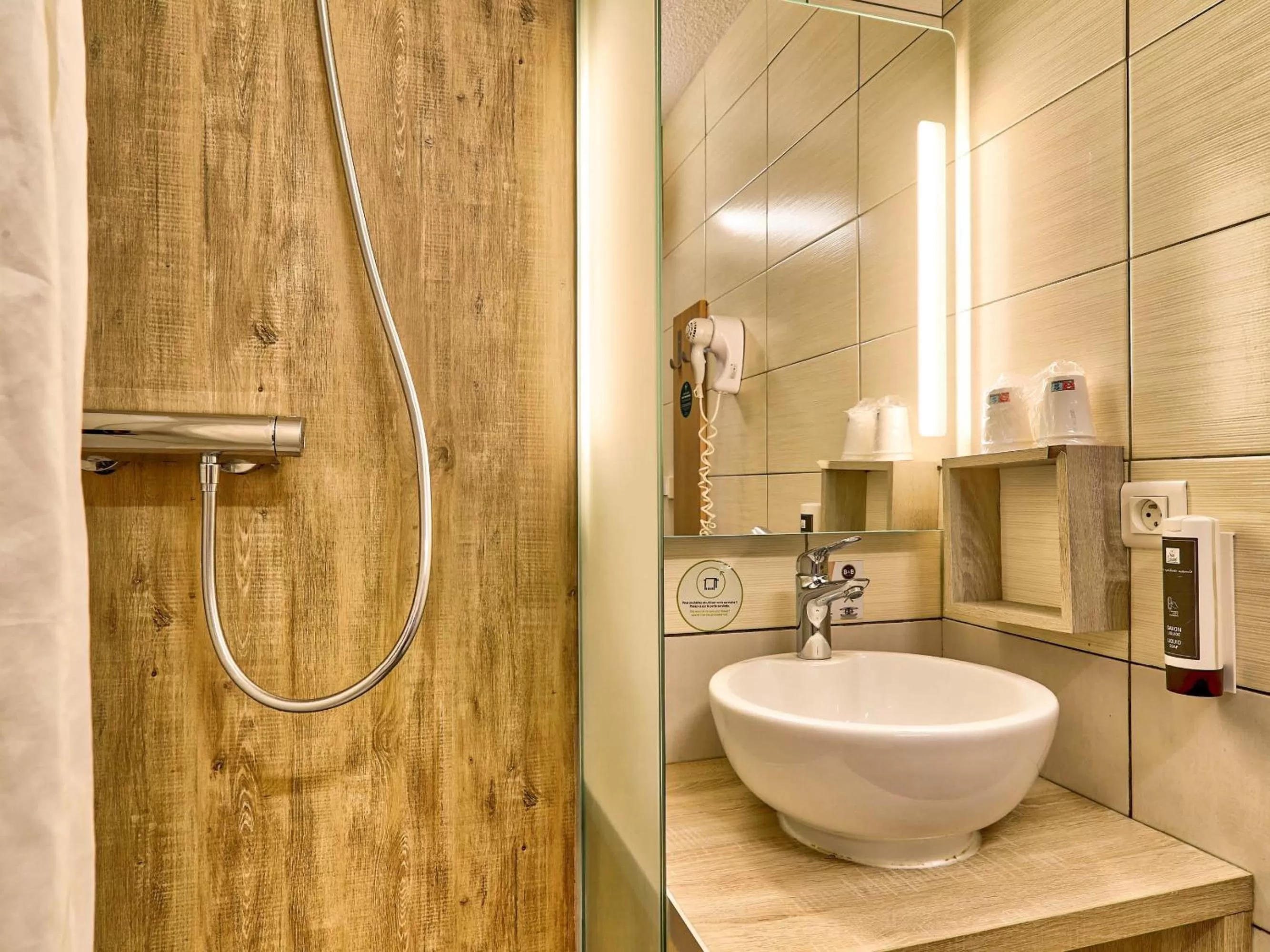 Bathroom in B&B HOTEL Clermont-Ferrand Sud Aubière