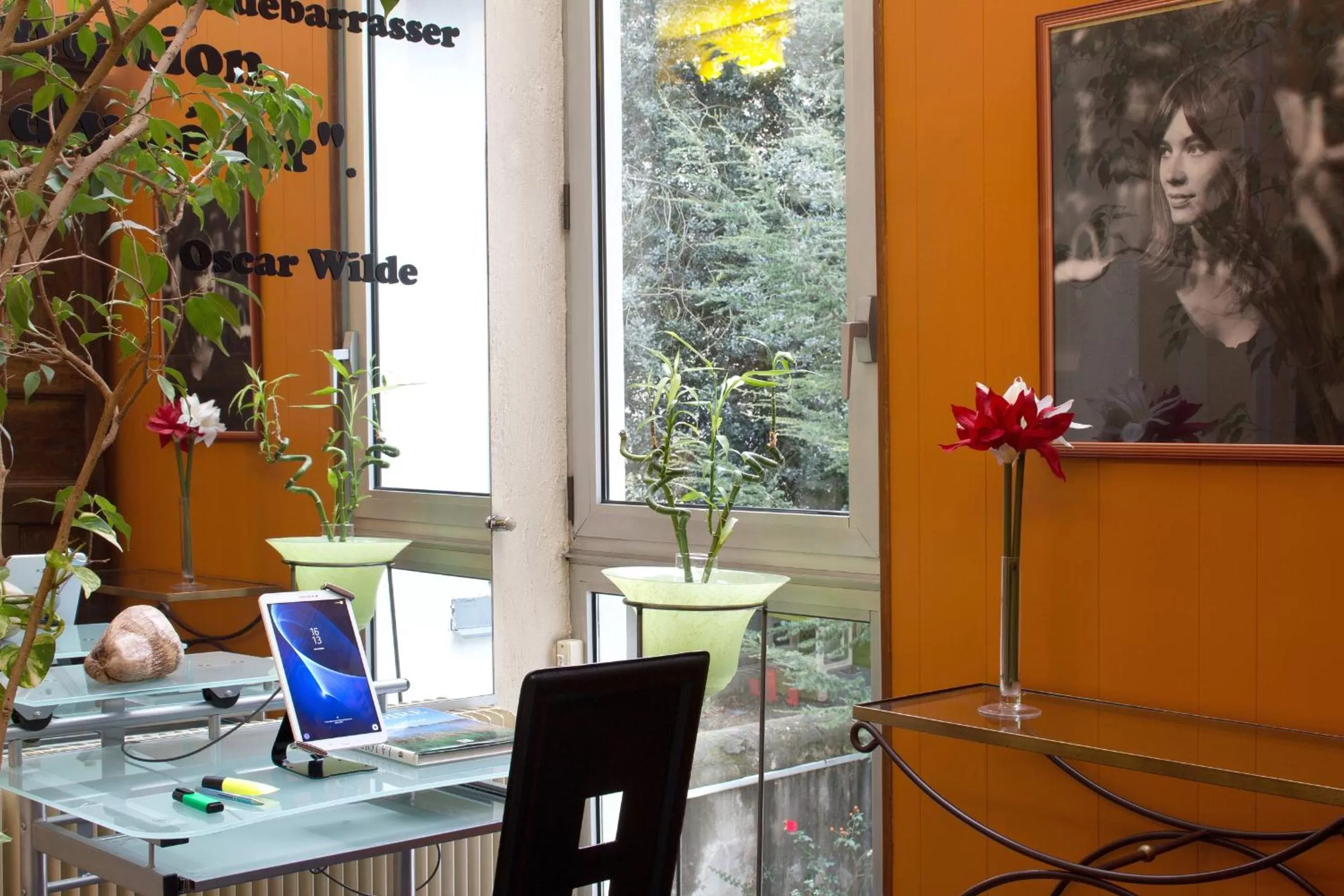 Communal lounge/ TV room in Logis Hôtel du Midi - Saint Etienne Sud