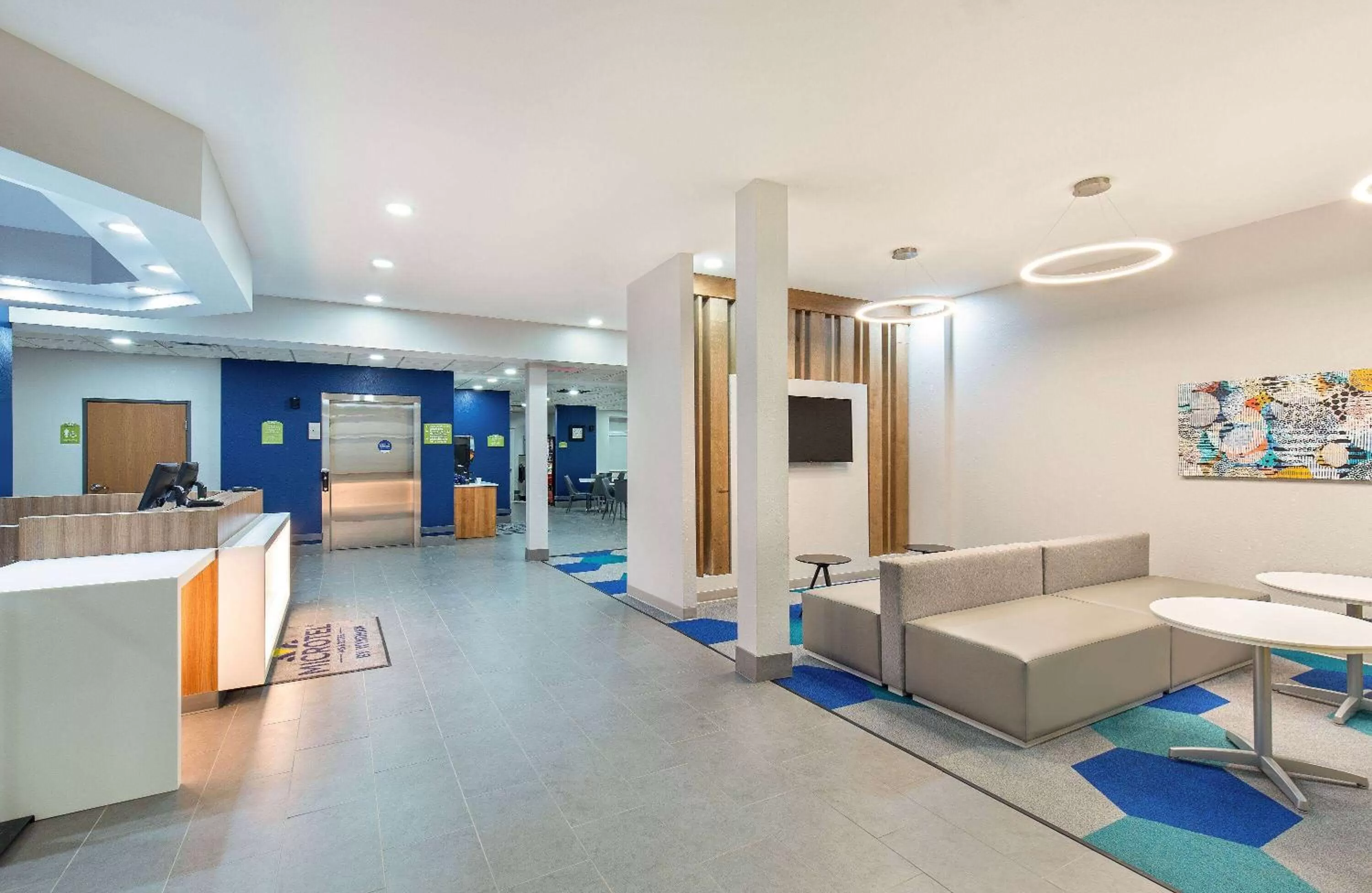 Communal lounge/ TV room in Microtel Inn and Suites by Wyndham