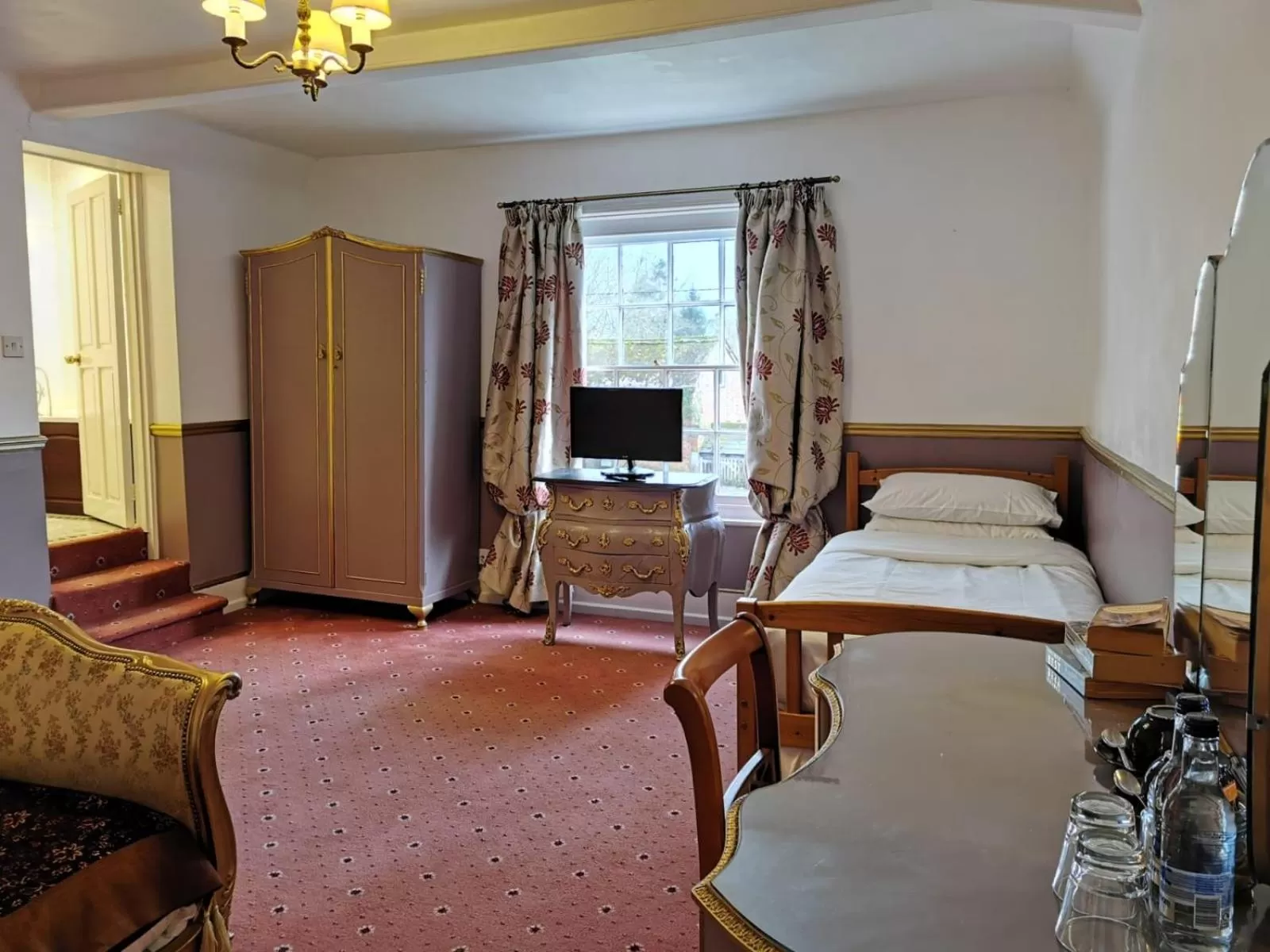 Photo of the whole room, Bed in The Compasses Inn