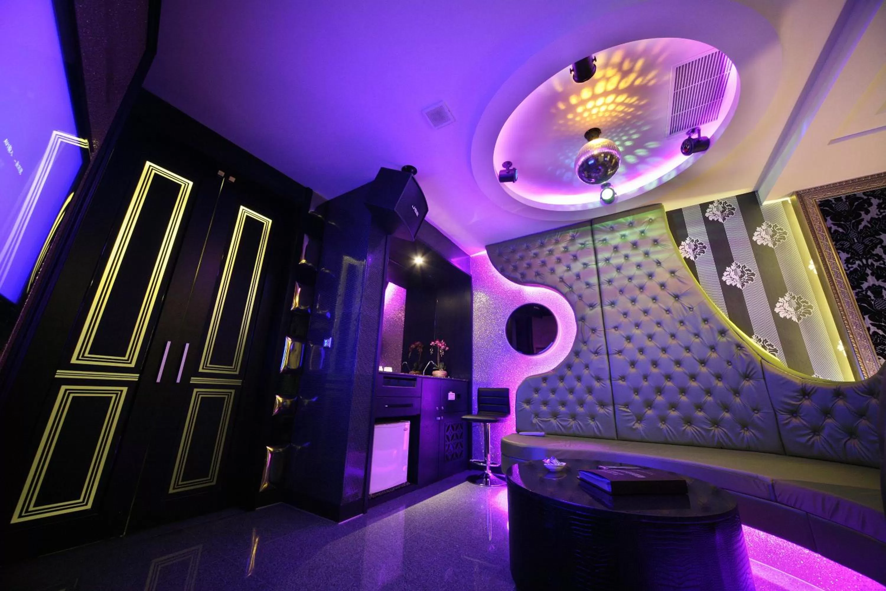 Karaoke in Shining Motel