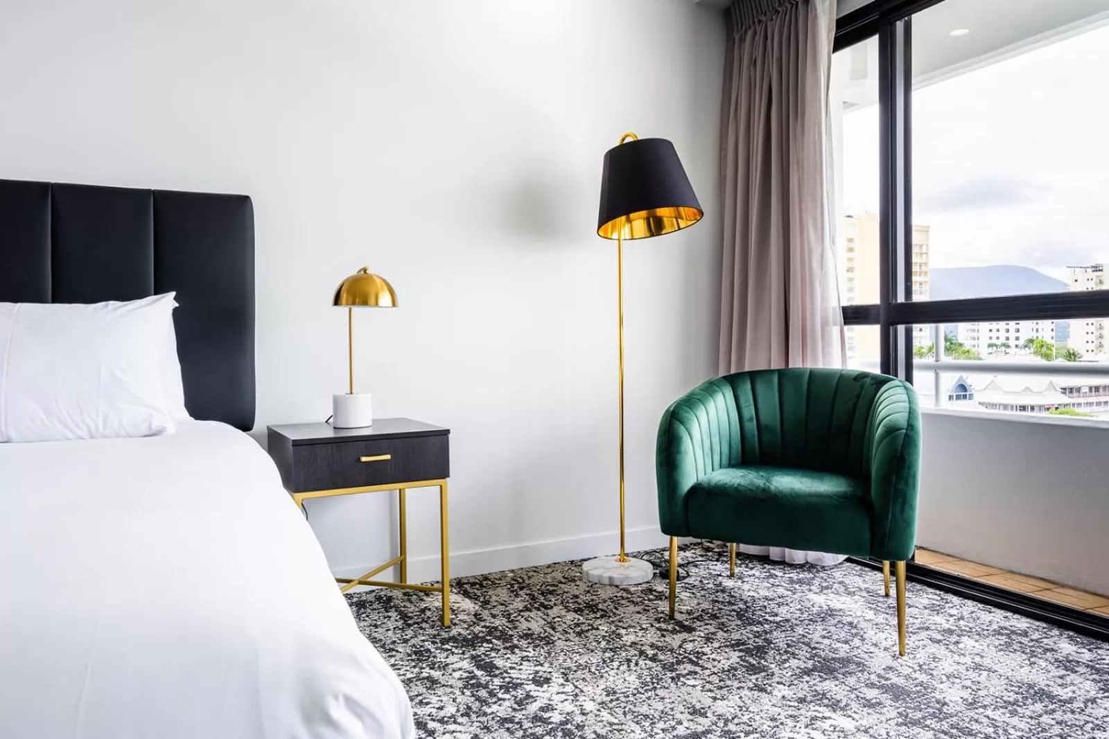 Seating area, Bed in The Benson Hotel