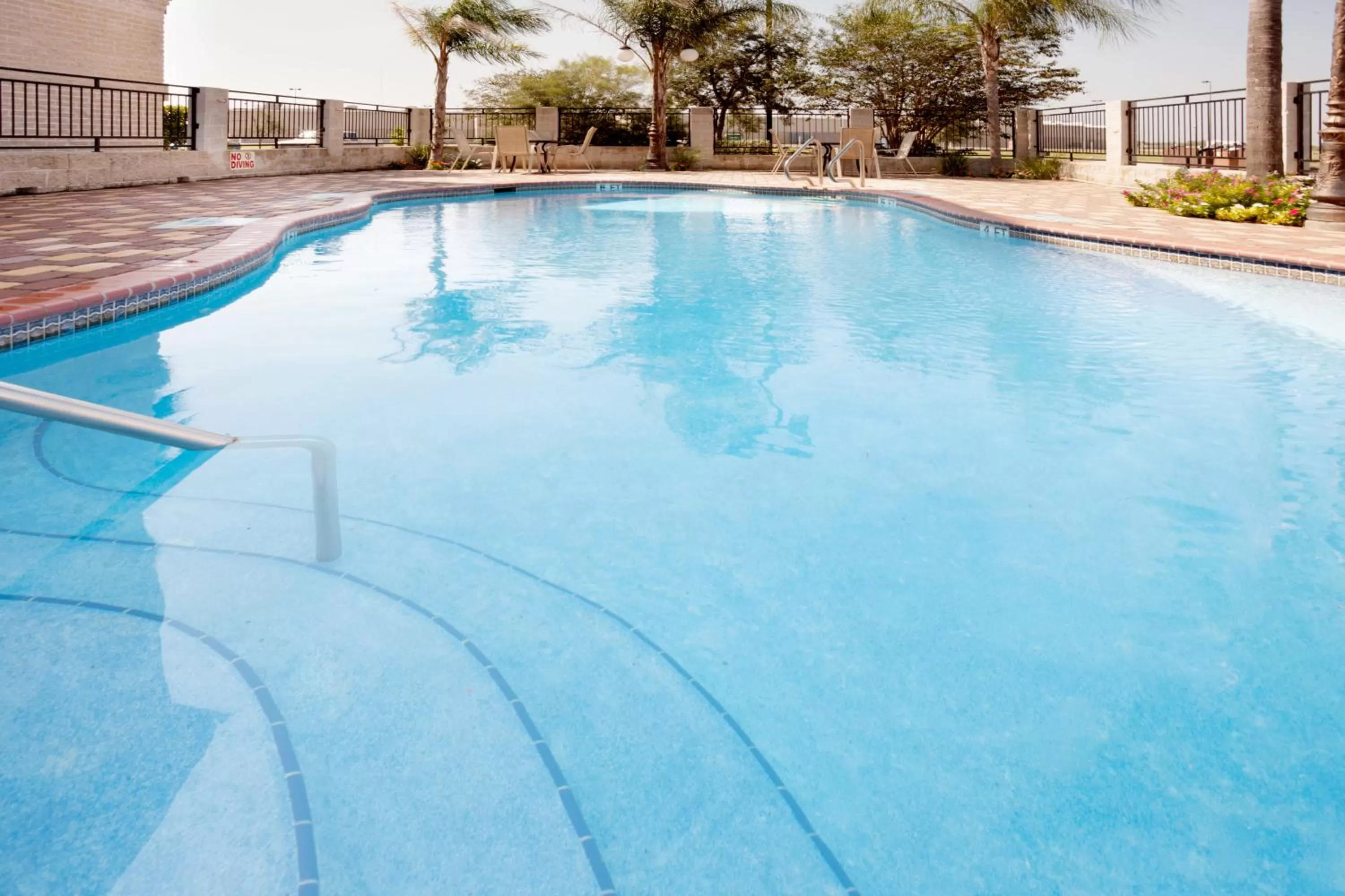 Swimming pool in Holiday Inn Express Hotel and Suites Alice by IHG