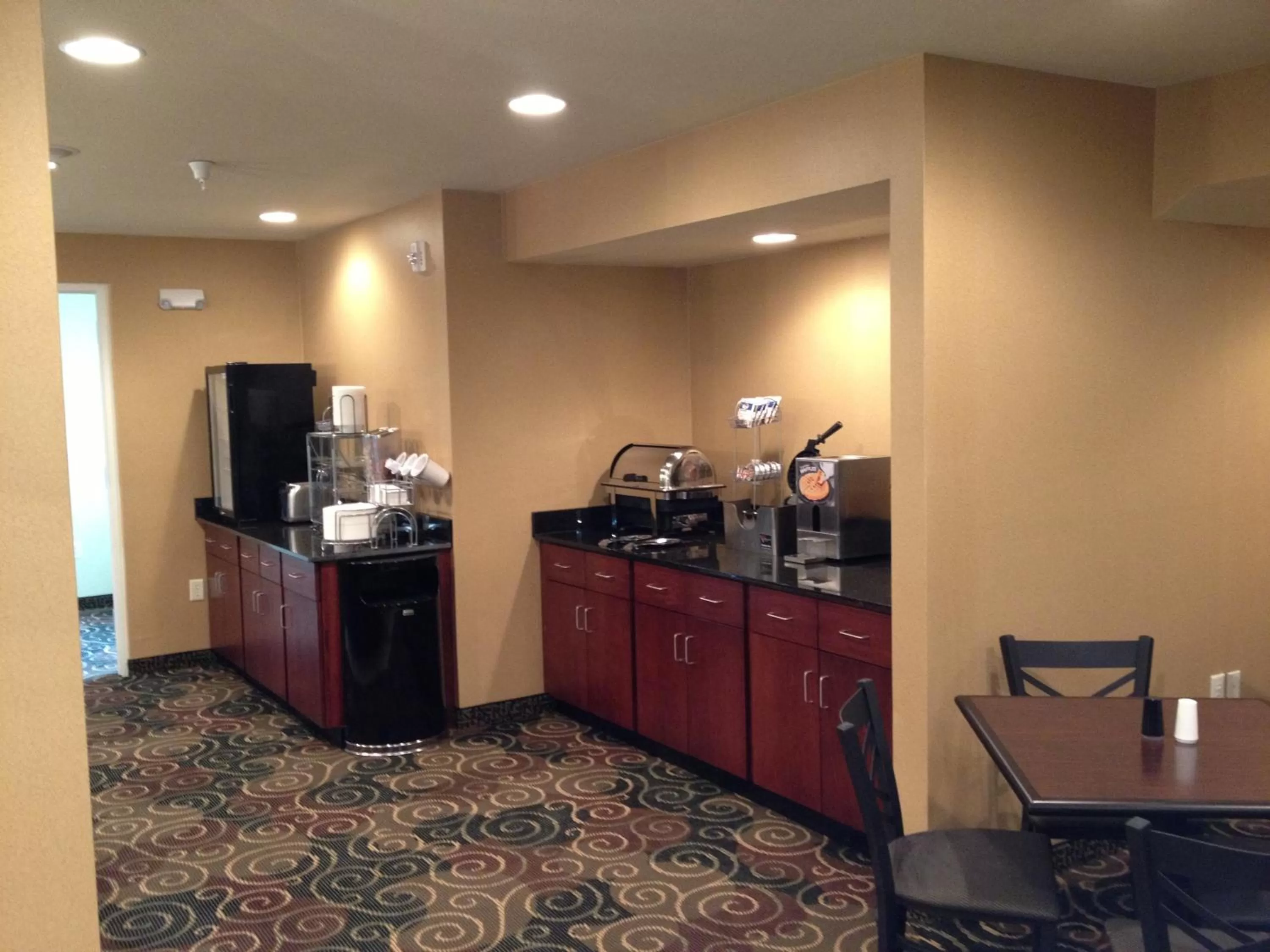 American breakfast in Cobblestone Hotel & Suites - Newton