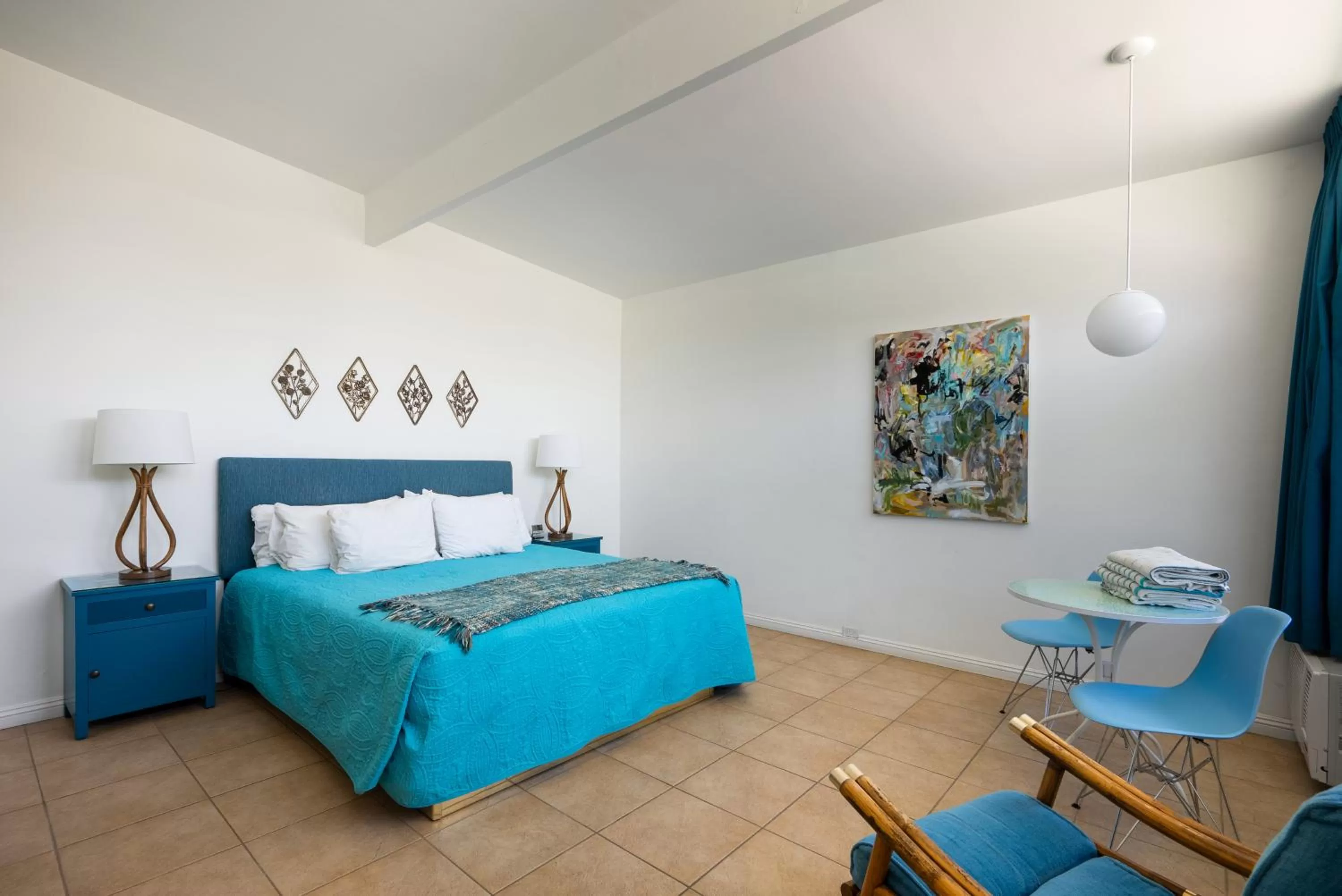 Bed in The Monkey Tree Hotel by AvantStay