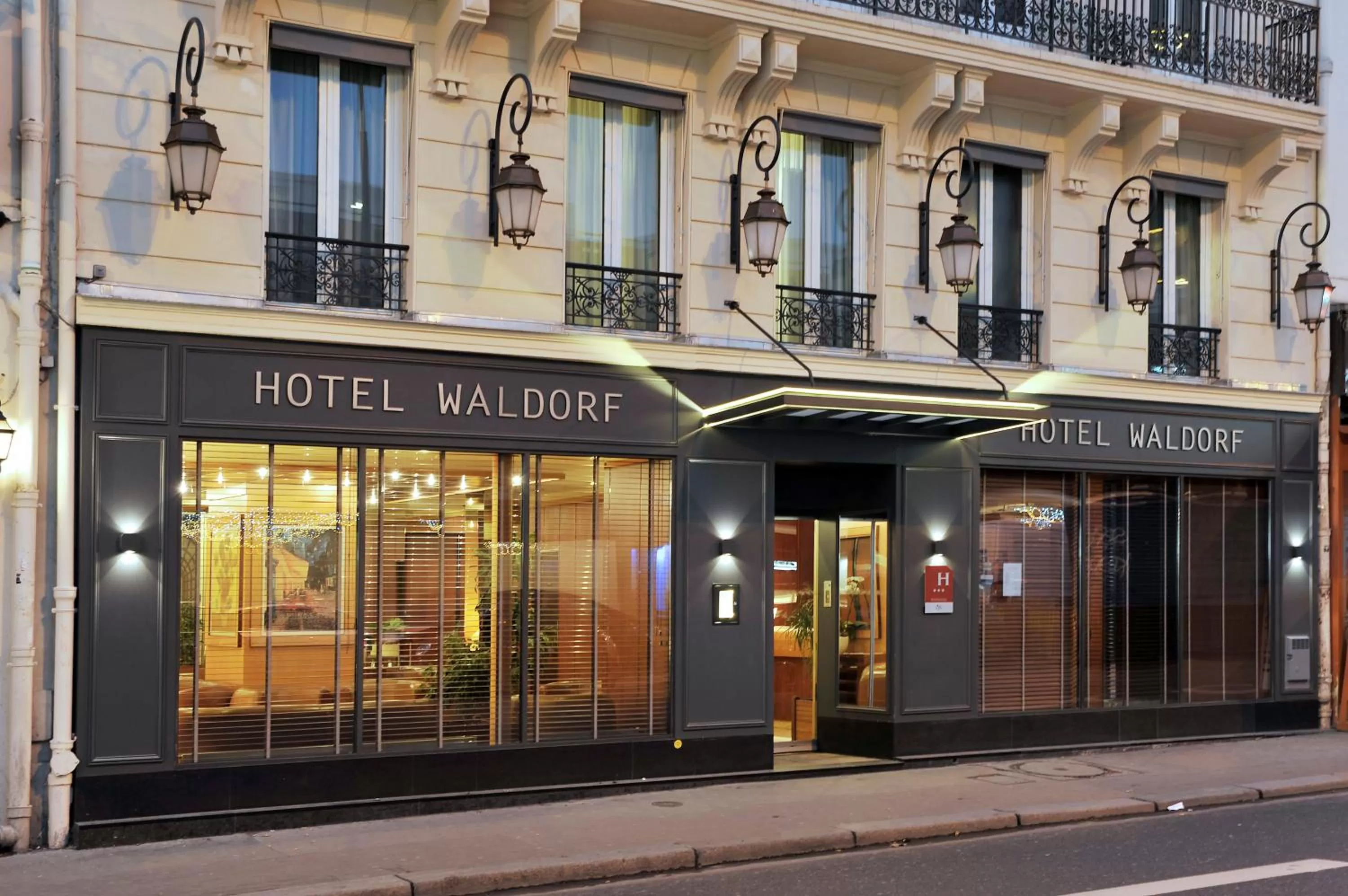 Facade/entrance in Waldorf Montparnasse