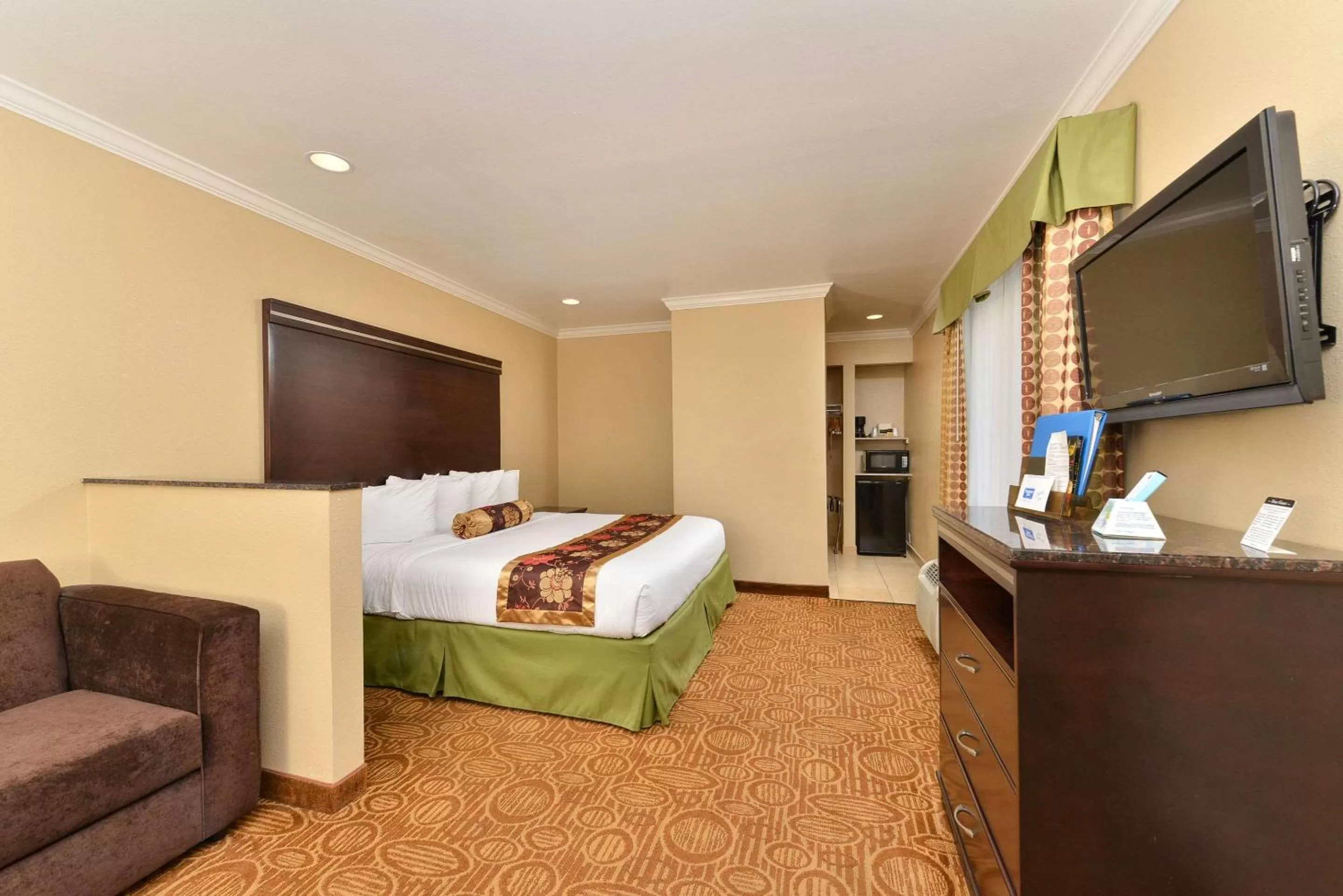 Photo of the whole room, Bed in Rodeway Inn San Diego Near SDSU