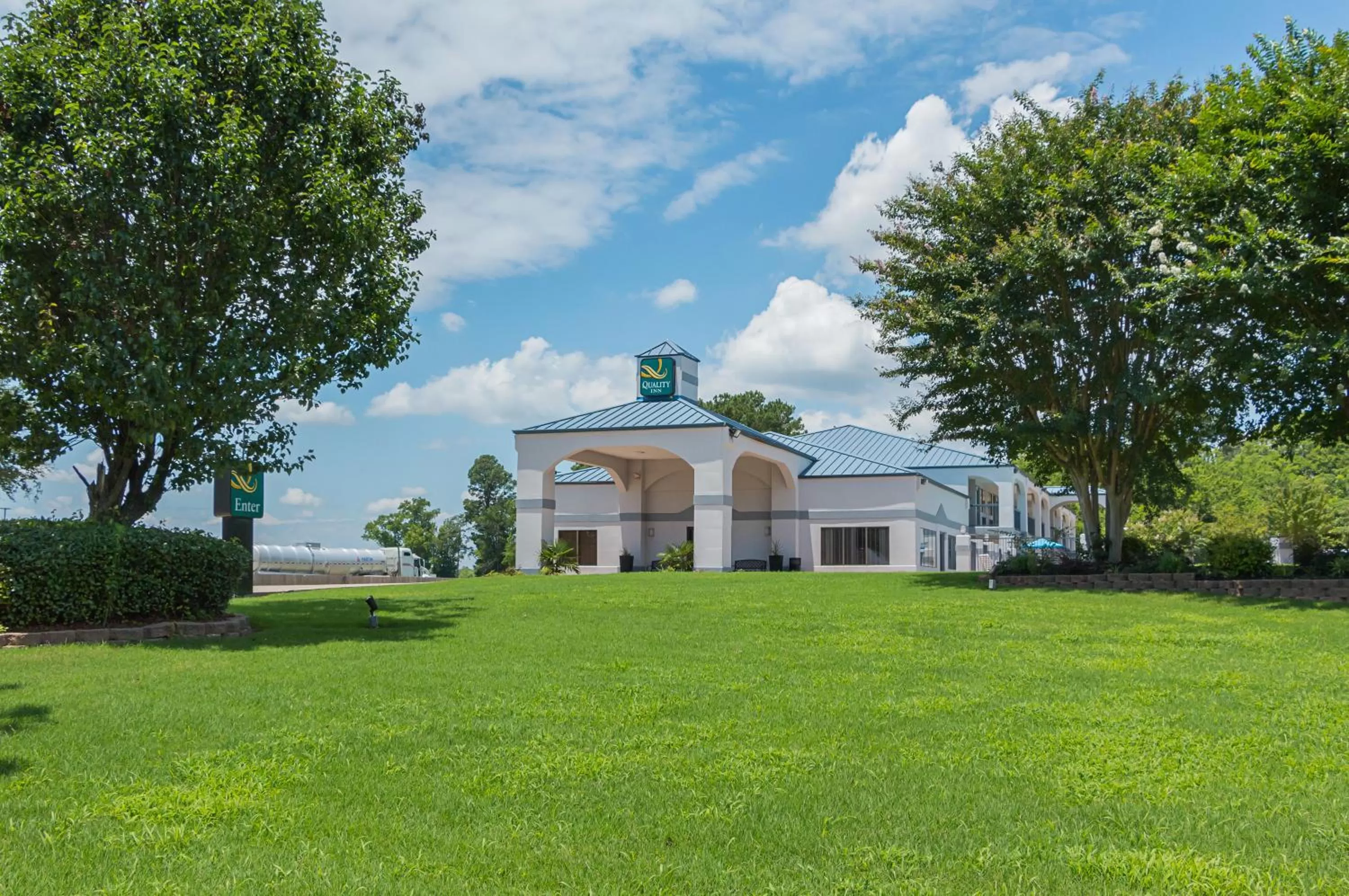 Street view in Quality Inn Carthage