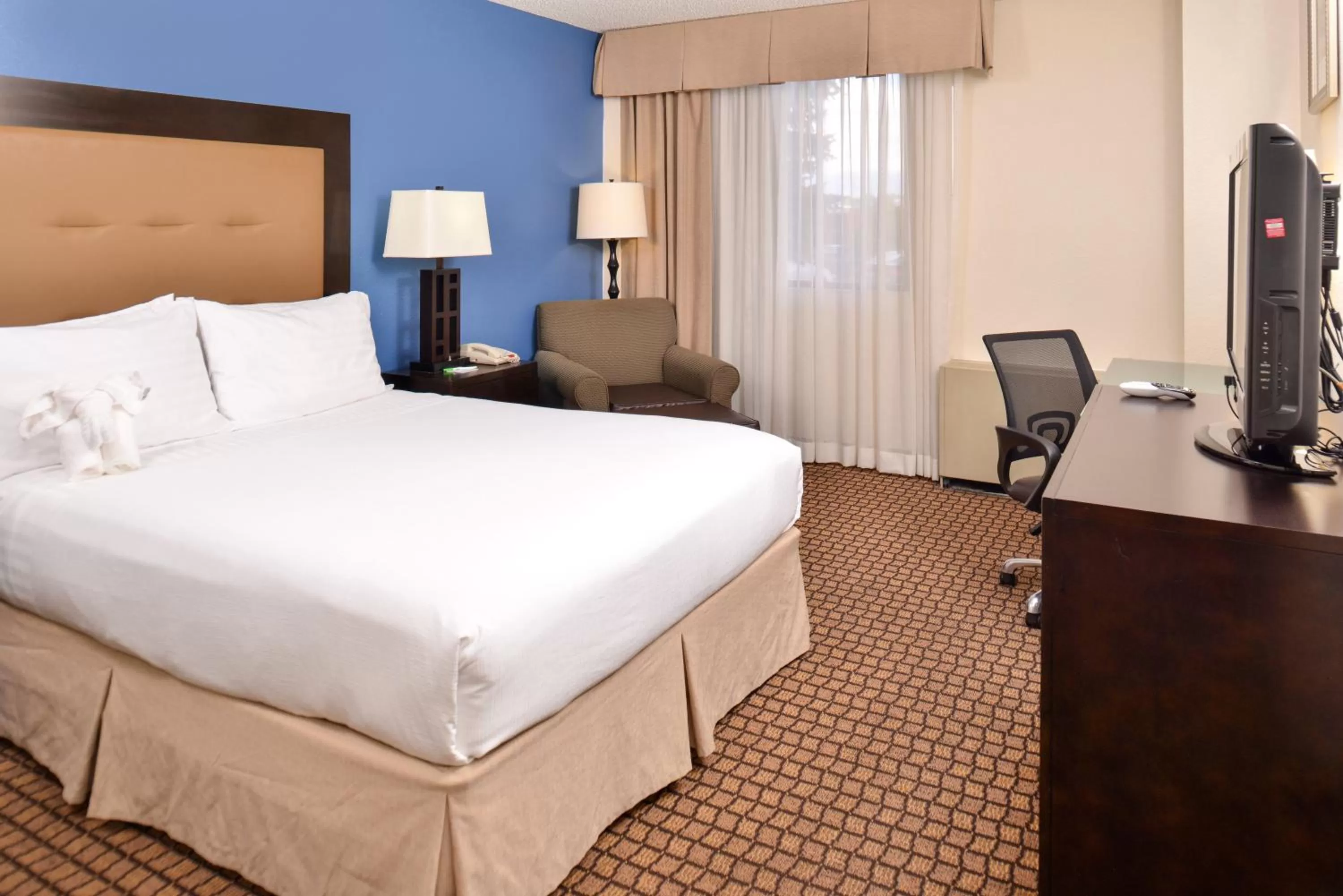 Photo of the whole room, Bed in Ramada Plaza by Wyndham Sheridan Hotel & Convention Center