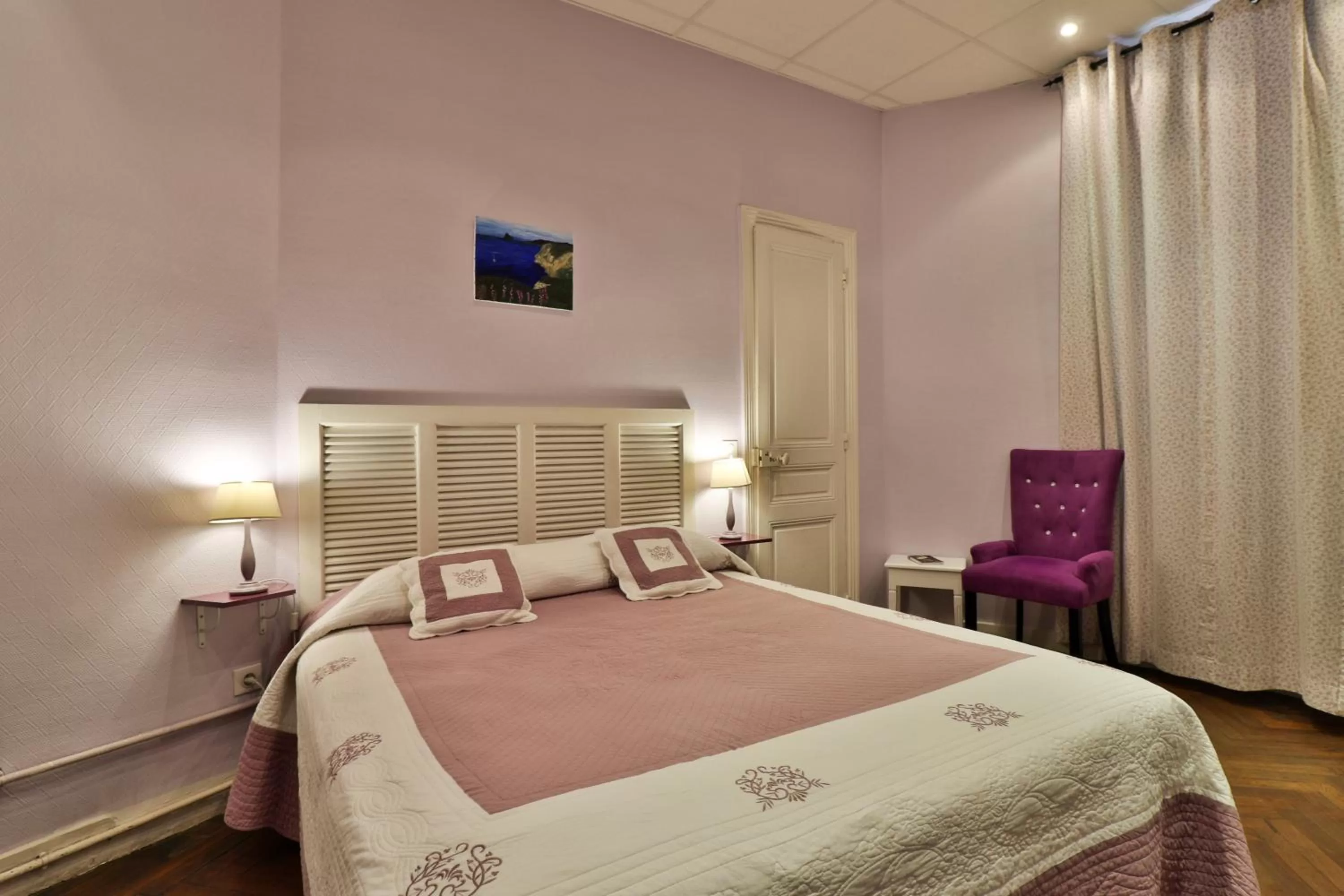 Photo of the whole room, Bed in Hotel Victor Hugo Nice