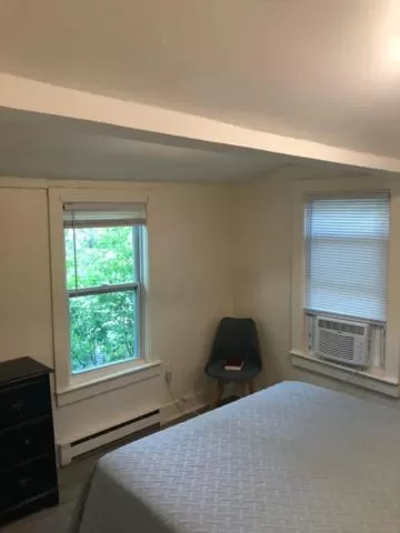 Bed in Herring Run Motel and Tiny Cabins