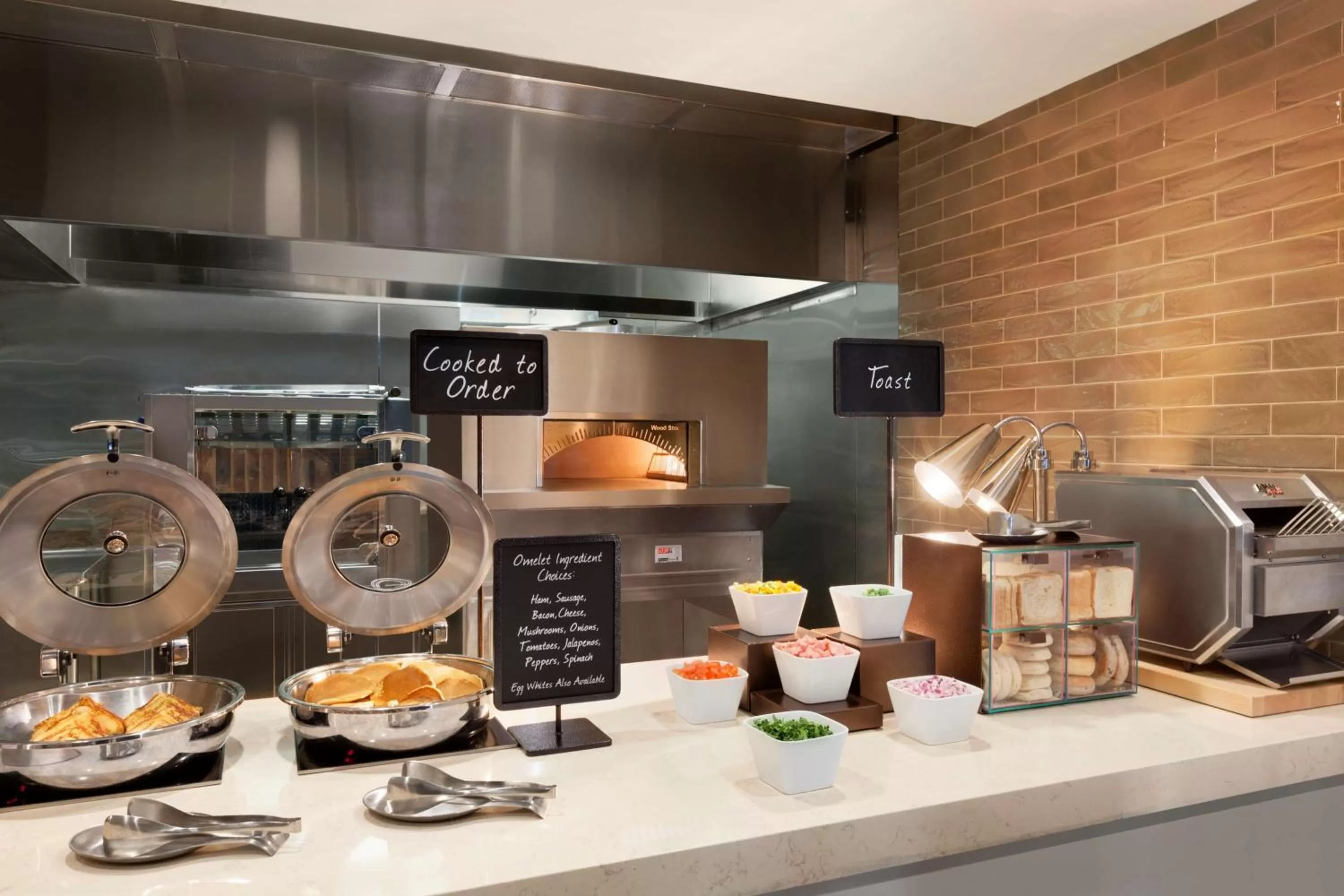 Dining area in Embassy Suites By Hilton Boulder