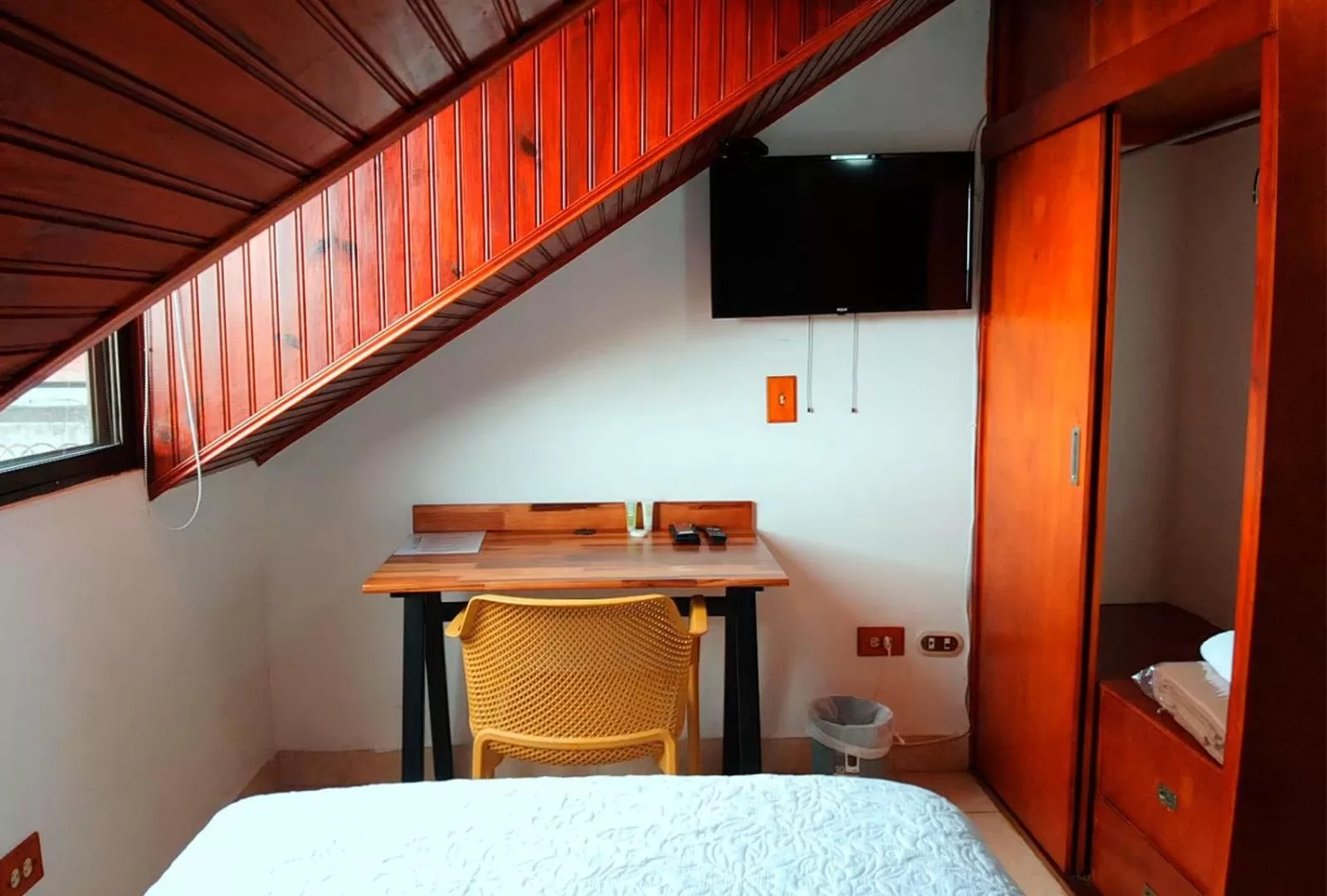 TV and multimedia, Bed in Trebol Amarillo Bed & Breakfast