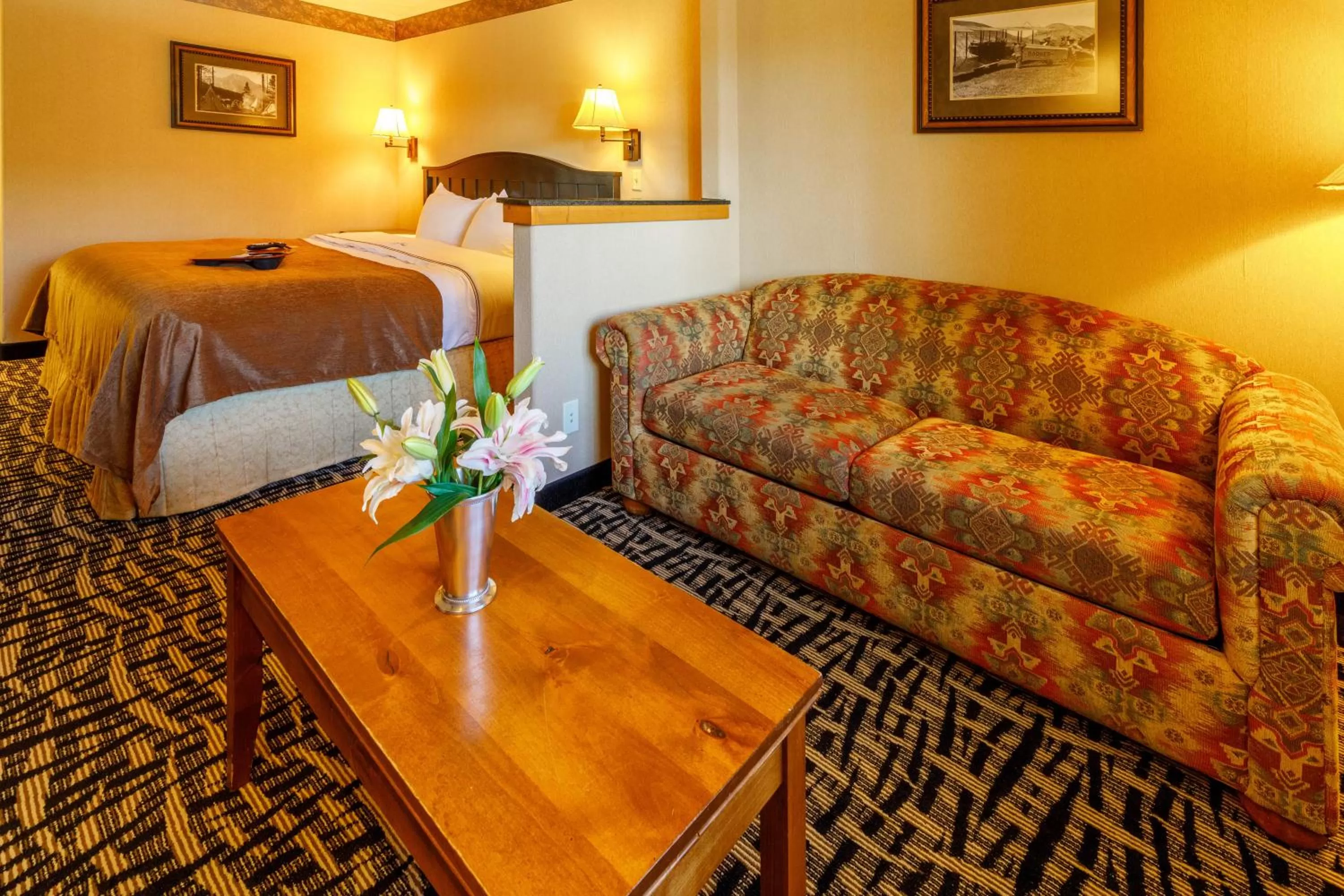 Seating area, Bed in 49'er Inn & Suites