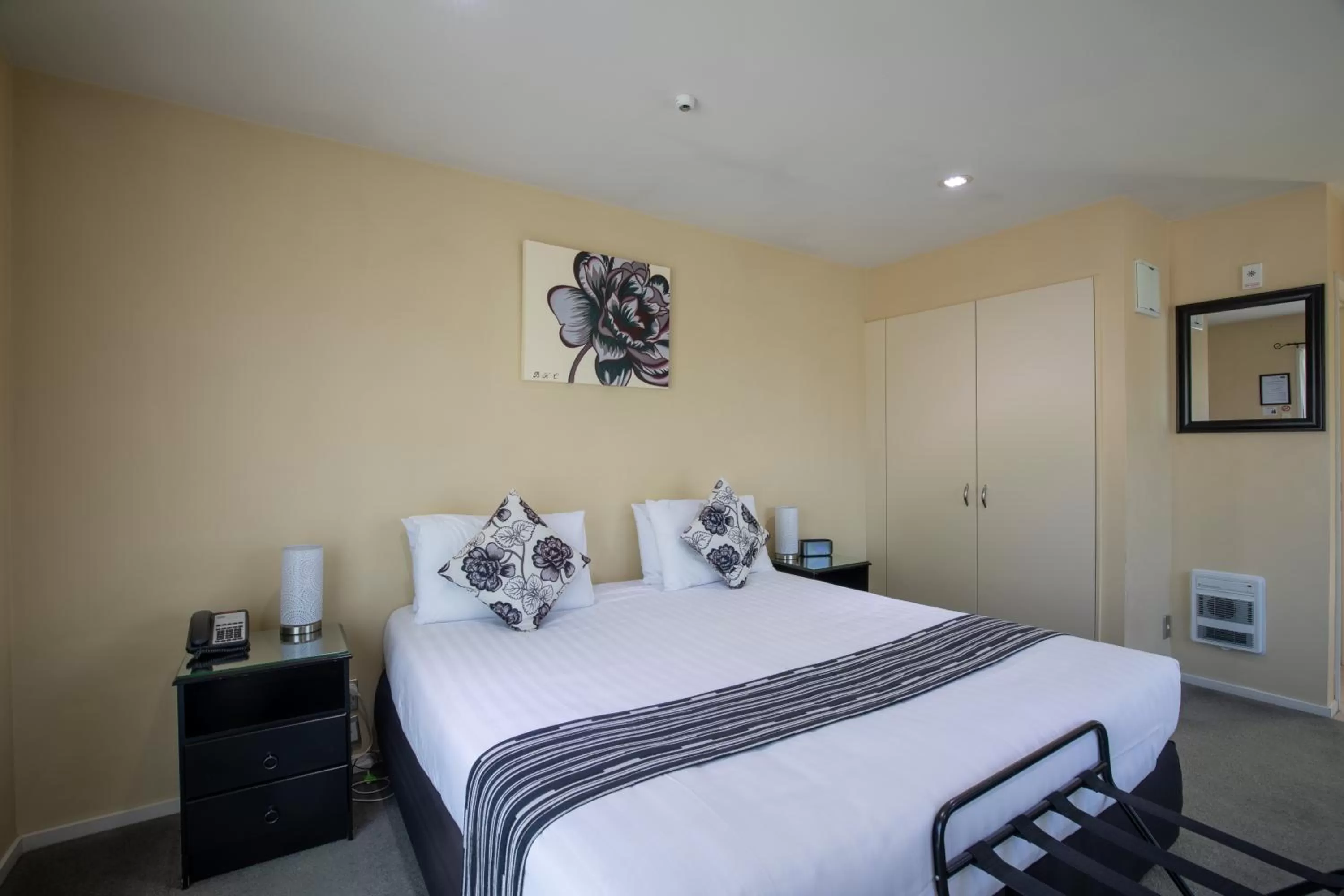 Bed in Abbella Lodge Motel