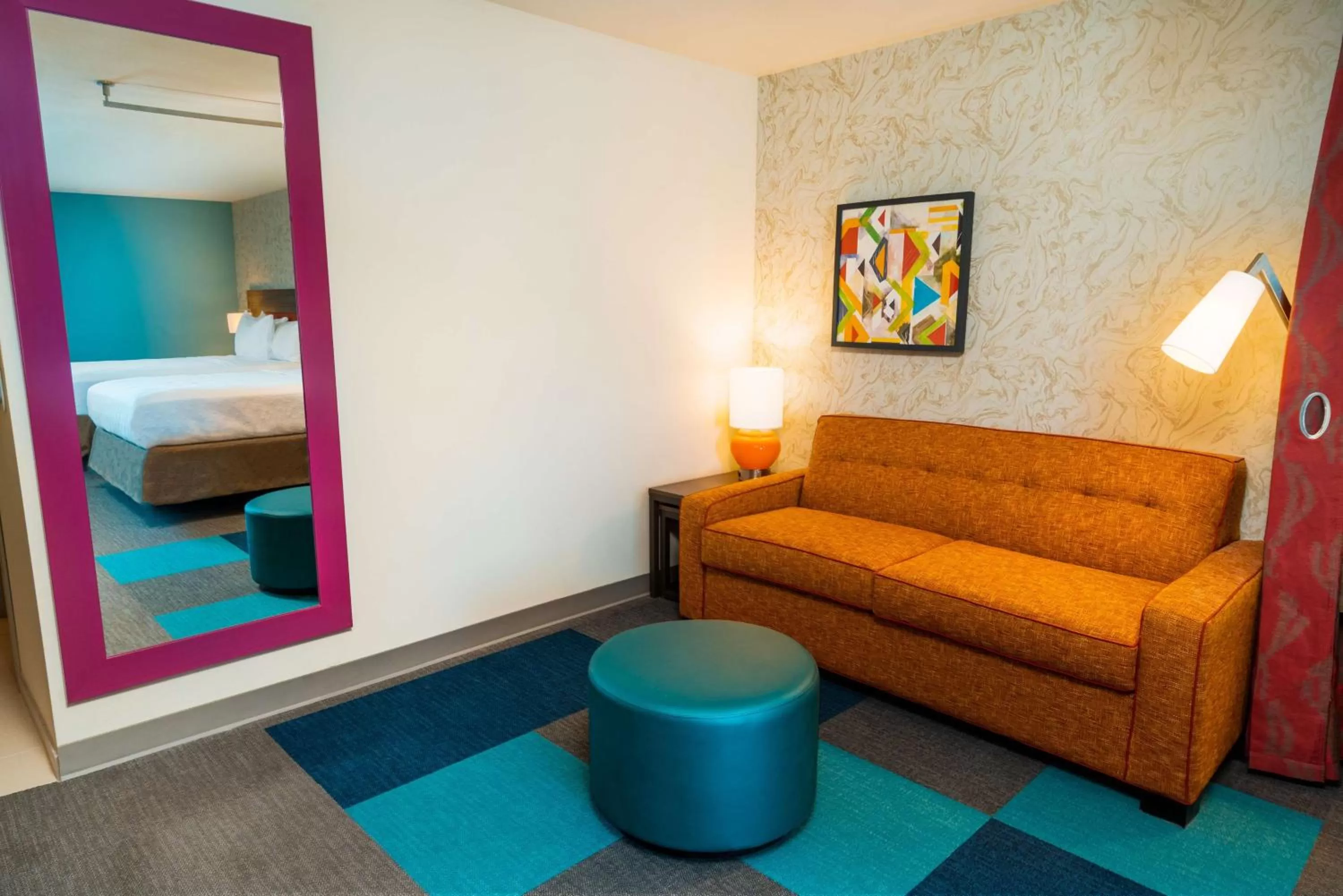 Living room, Bed in Home2 Suites Bakersfield