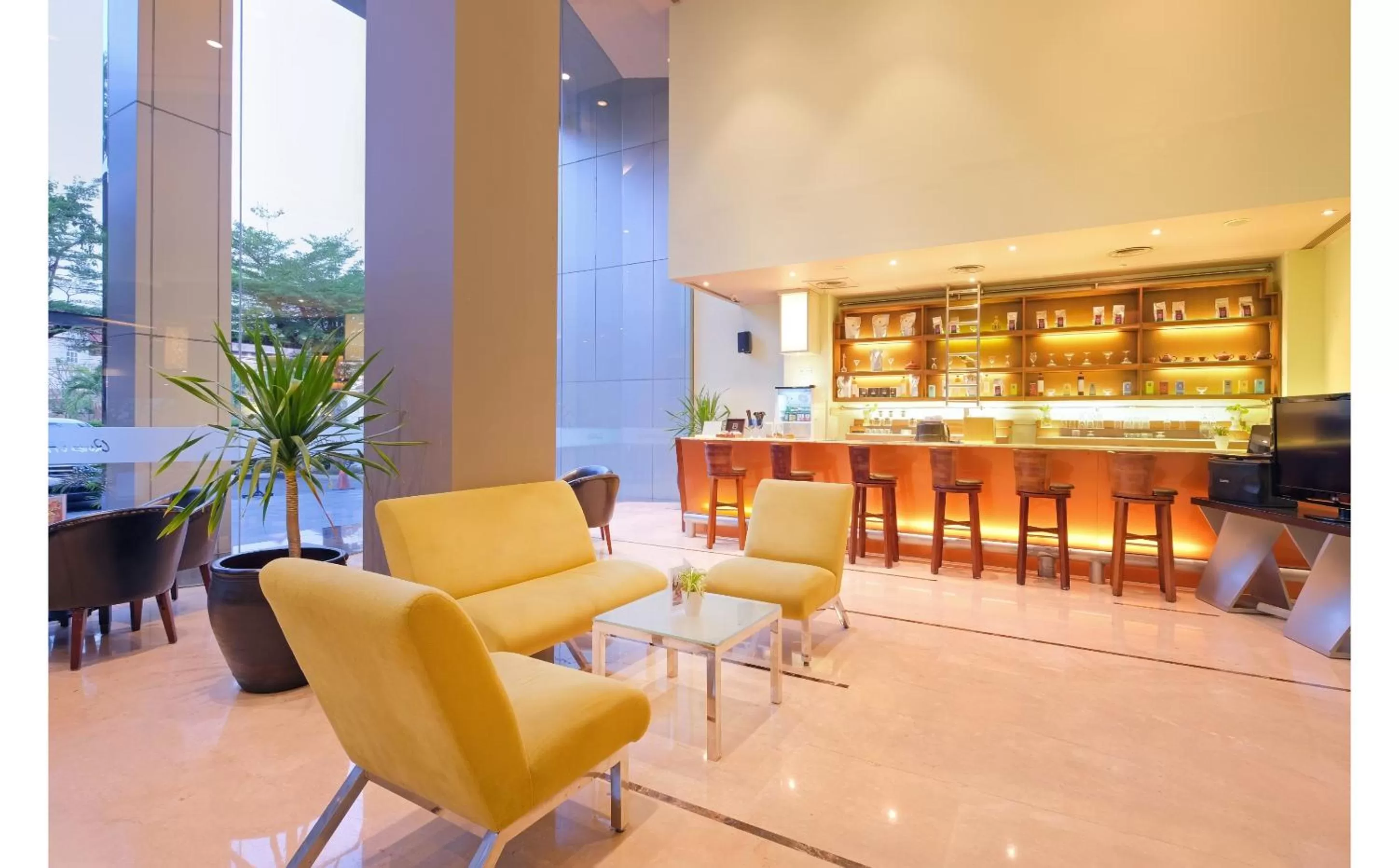 Lobby or reception in Quest Hotel Simpang Lima - Semarang by ASTON