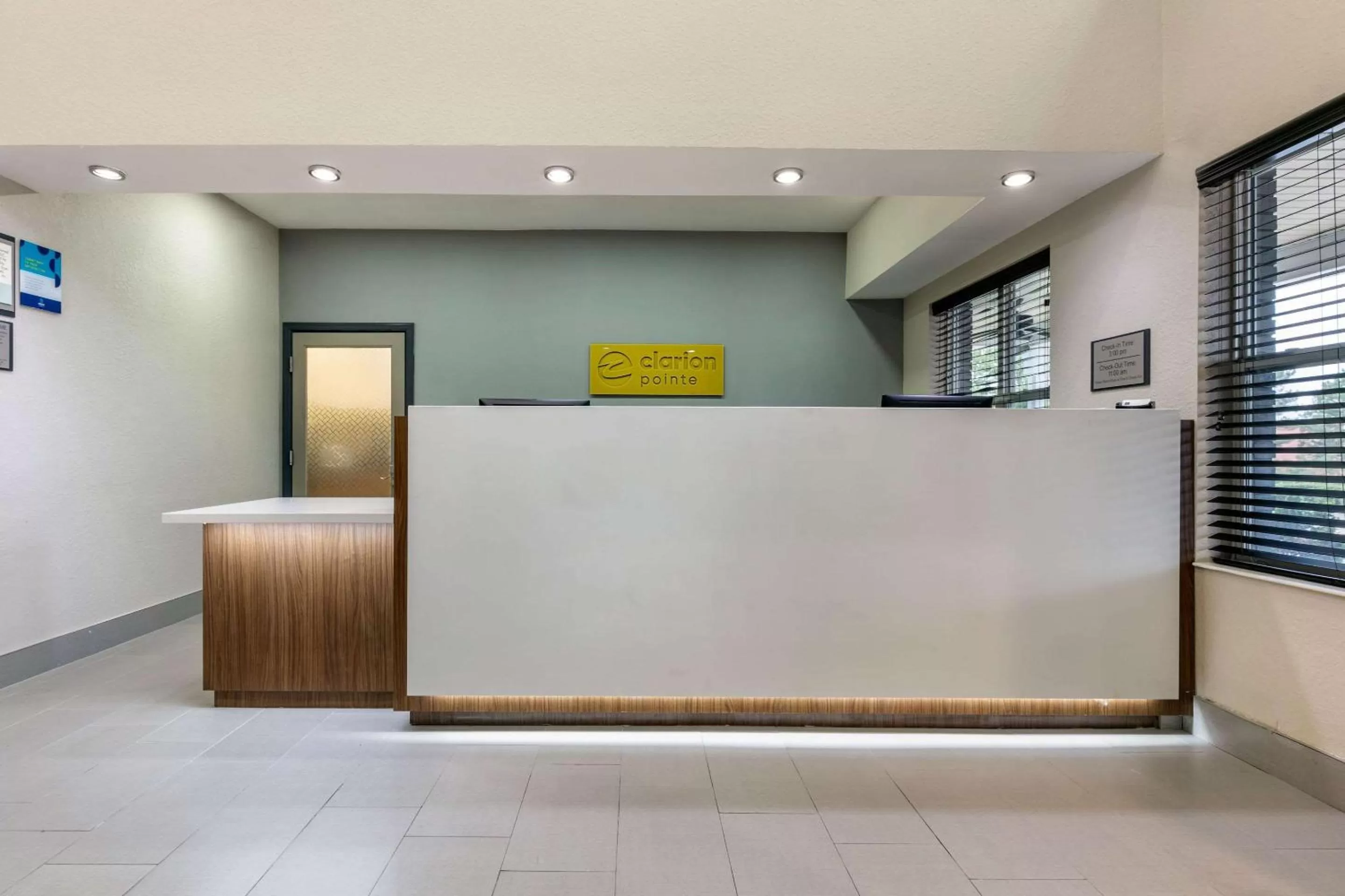 Lobby or reception in Clarion Pointe Columbus-Bradley Park