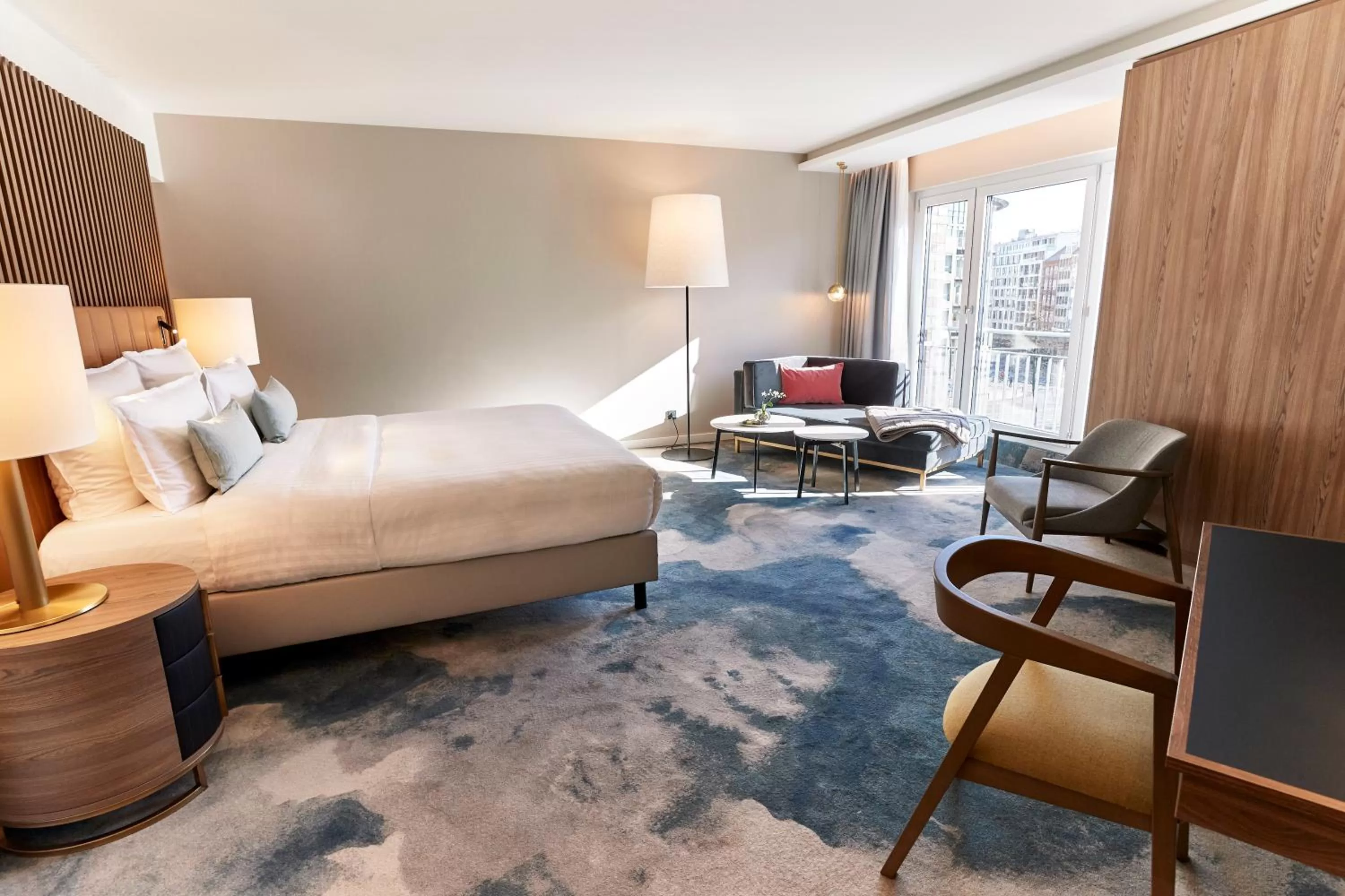 Photo of the whole room, Bed in Steigenberger Hotel Hamburg