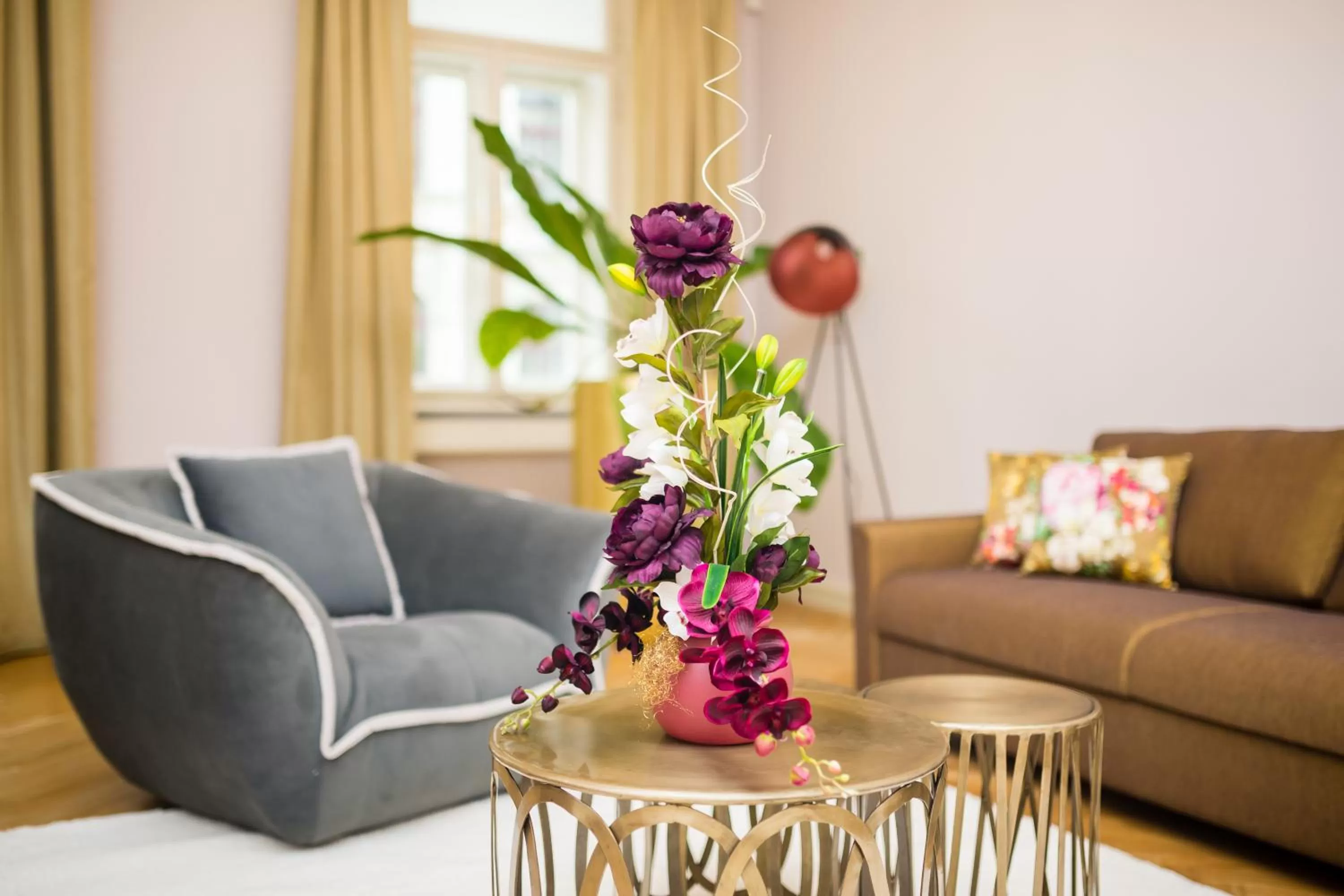 Living room in Grand Central Residence by TKC