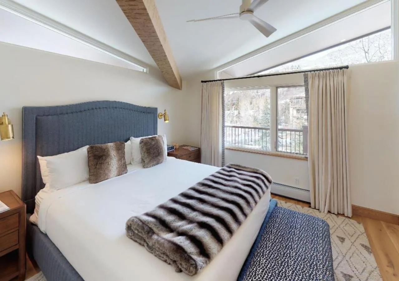 Bedroom, Bed in Manor Vail Lodge