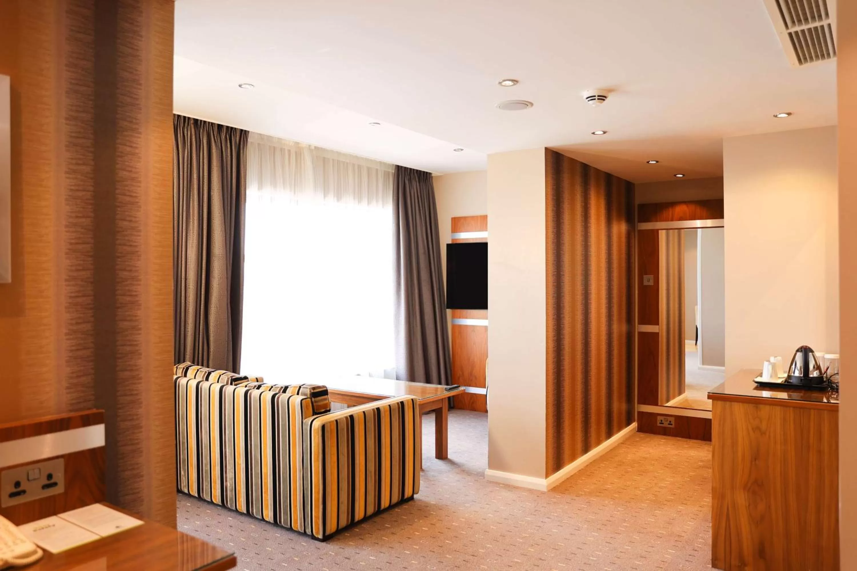 Living room, Bed in DoubleTree By Hilton Milton Keynes