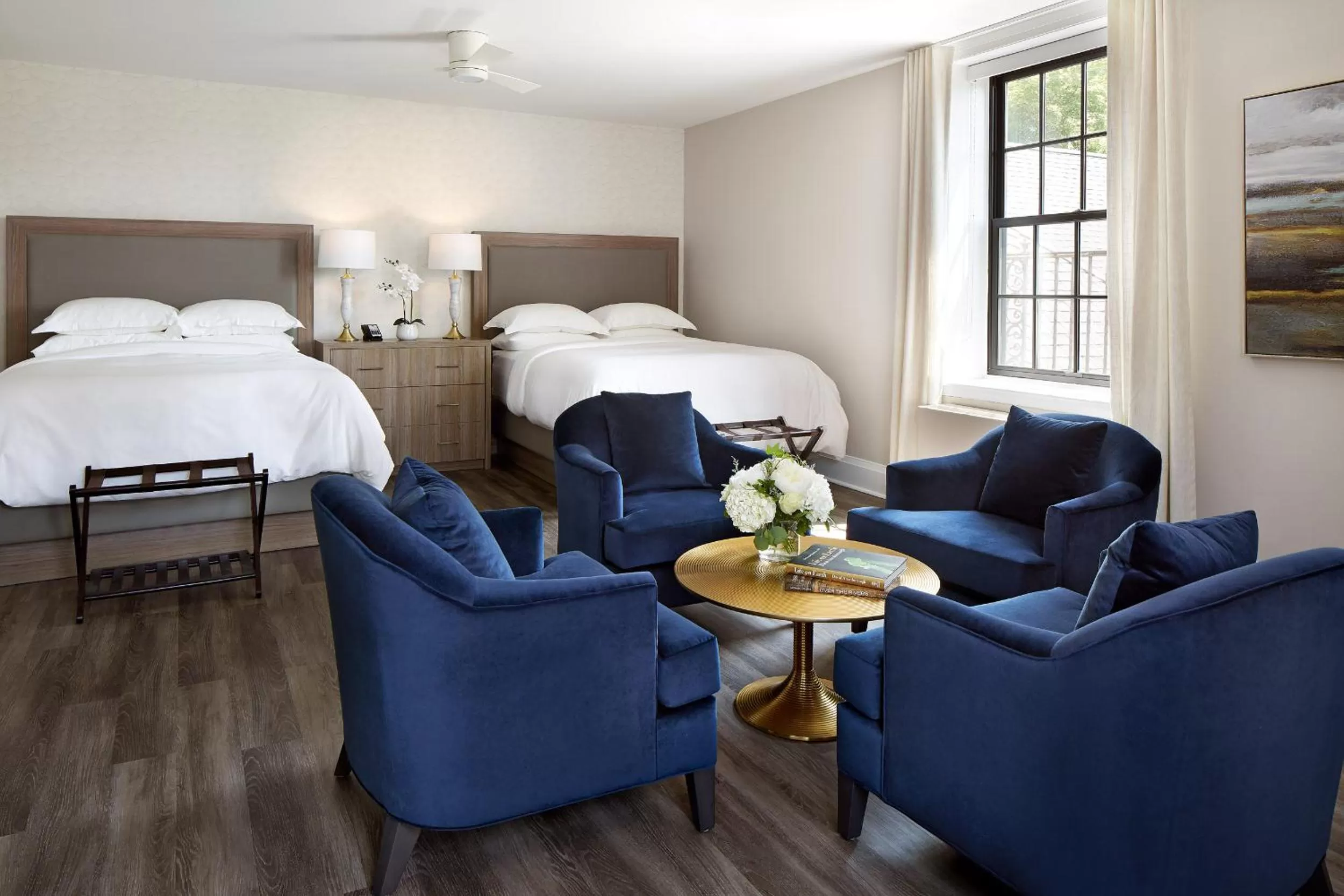 Seating area, Bed in The Glenerin Inn