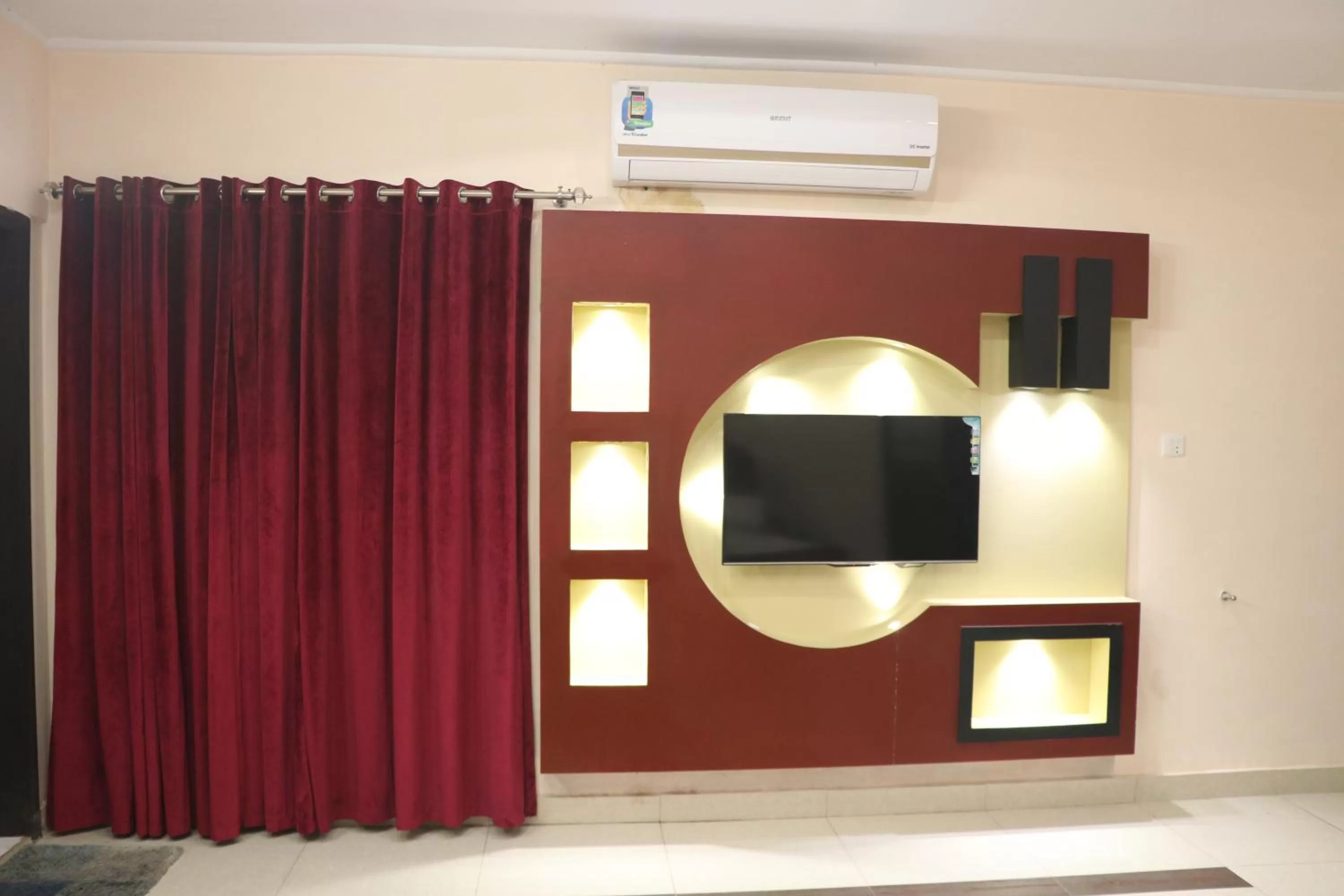 TV and multimedia, TV/Entertainment Center in Hotel Grace inn