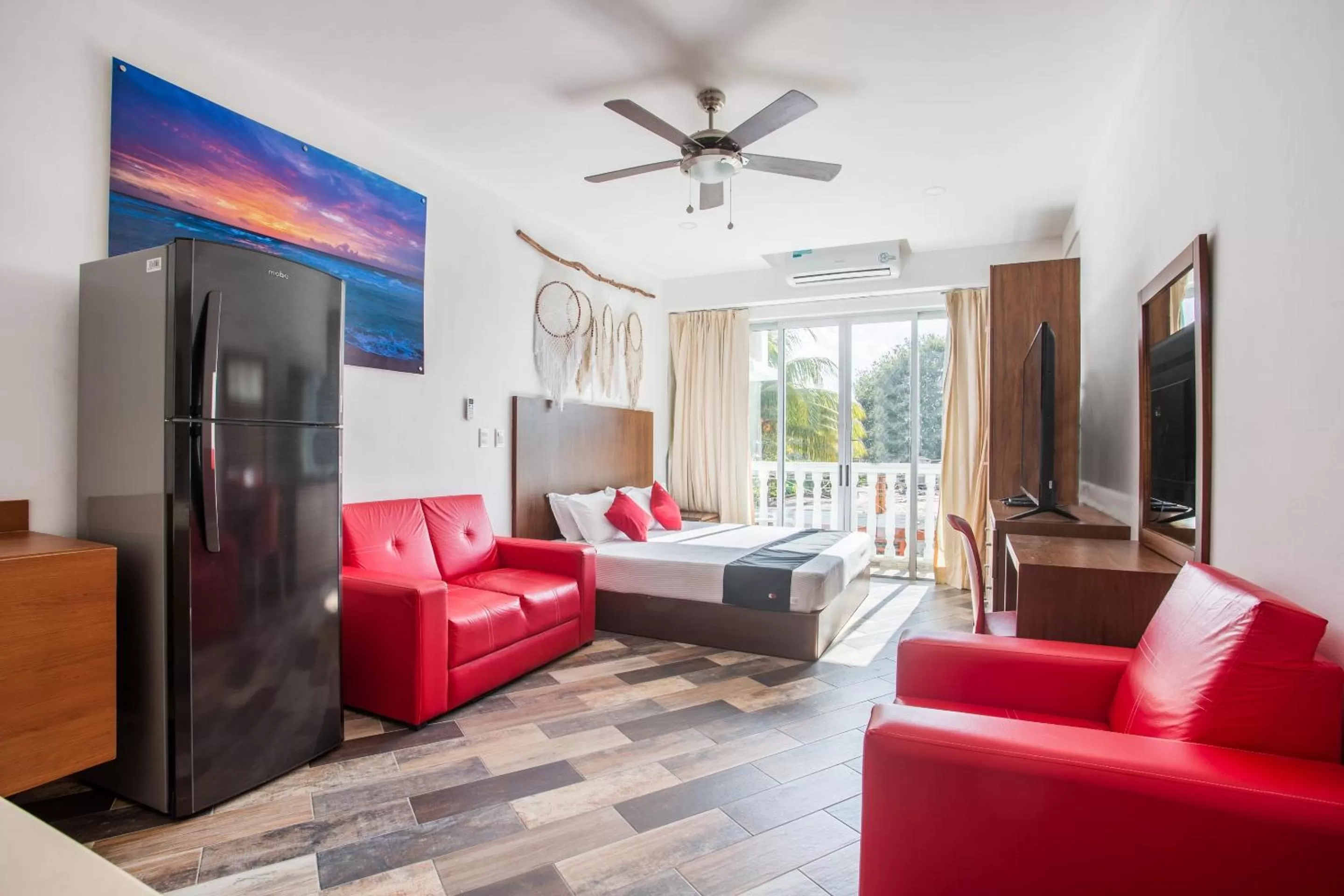 Bedroom, Seating Area in Capital O Cancun Ocean View, Cancún