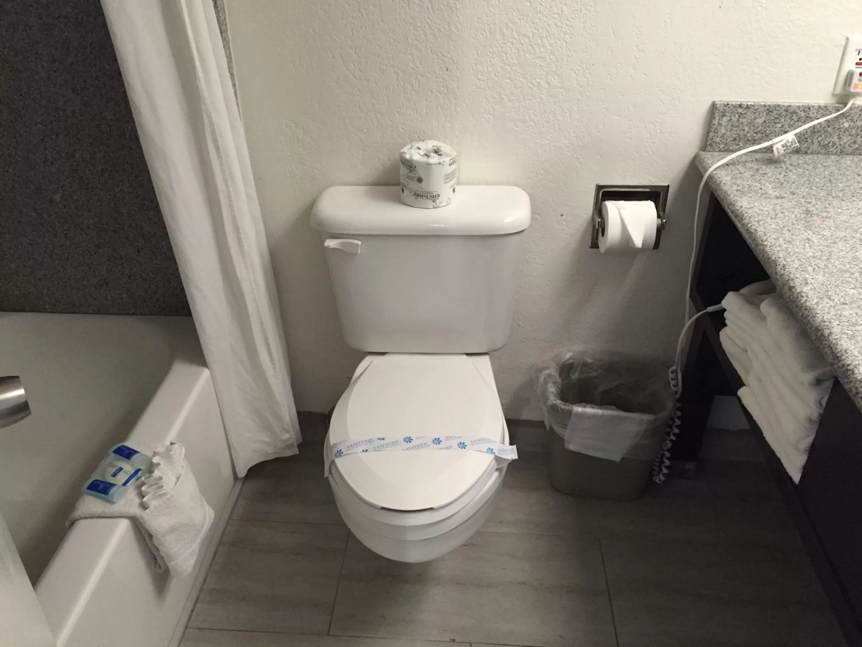 Standard Room, 1 Queen Bed, Non Smoking in Oceanside, CA – Marina / Camp Pendleton