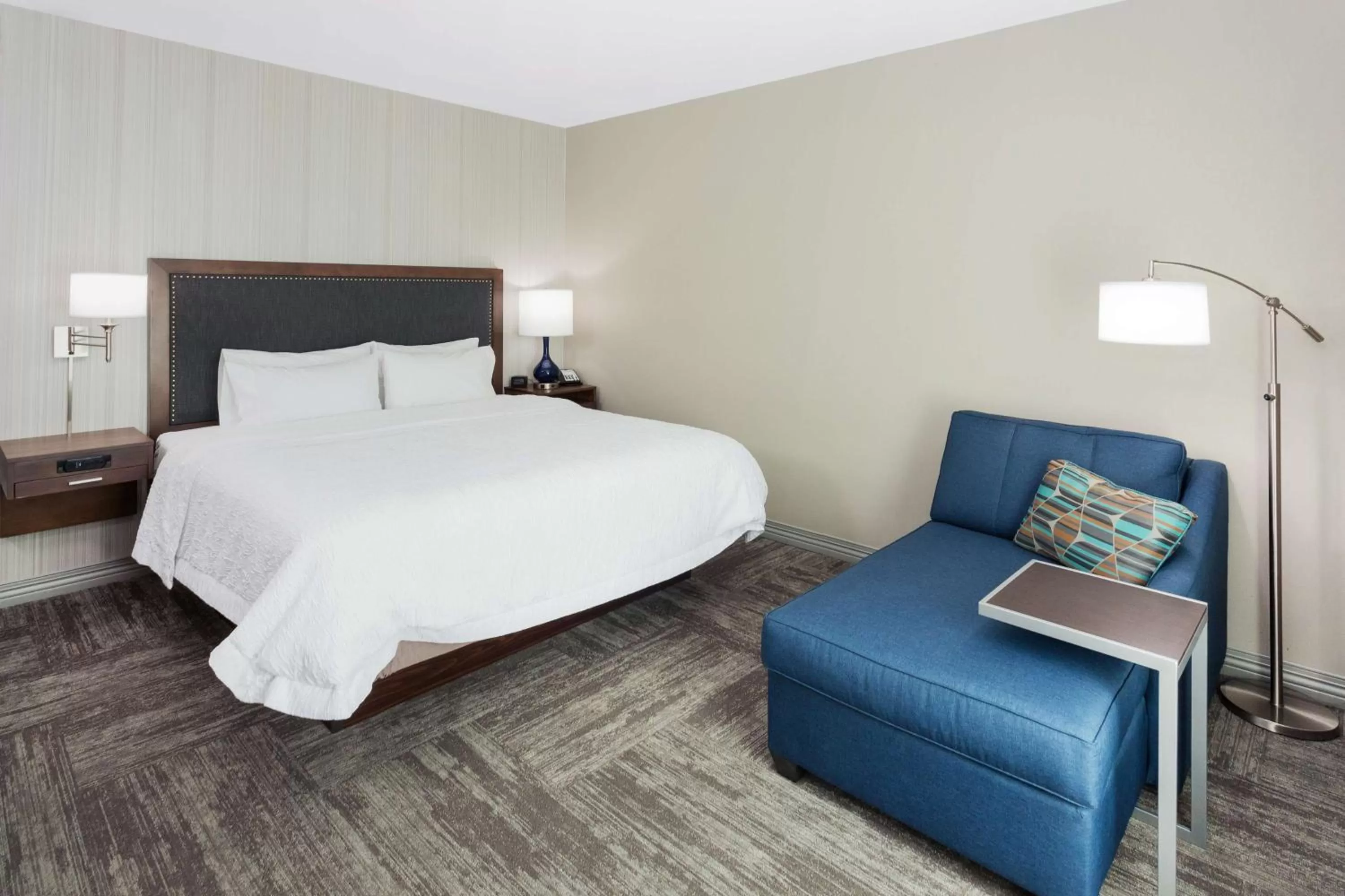 Living room, Bed in Hampton Inn Kennebunk Kennebunkport Me