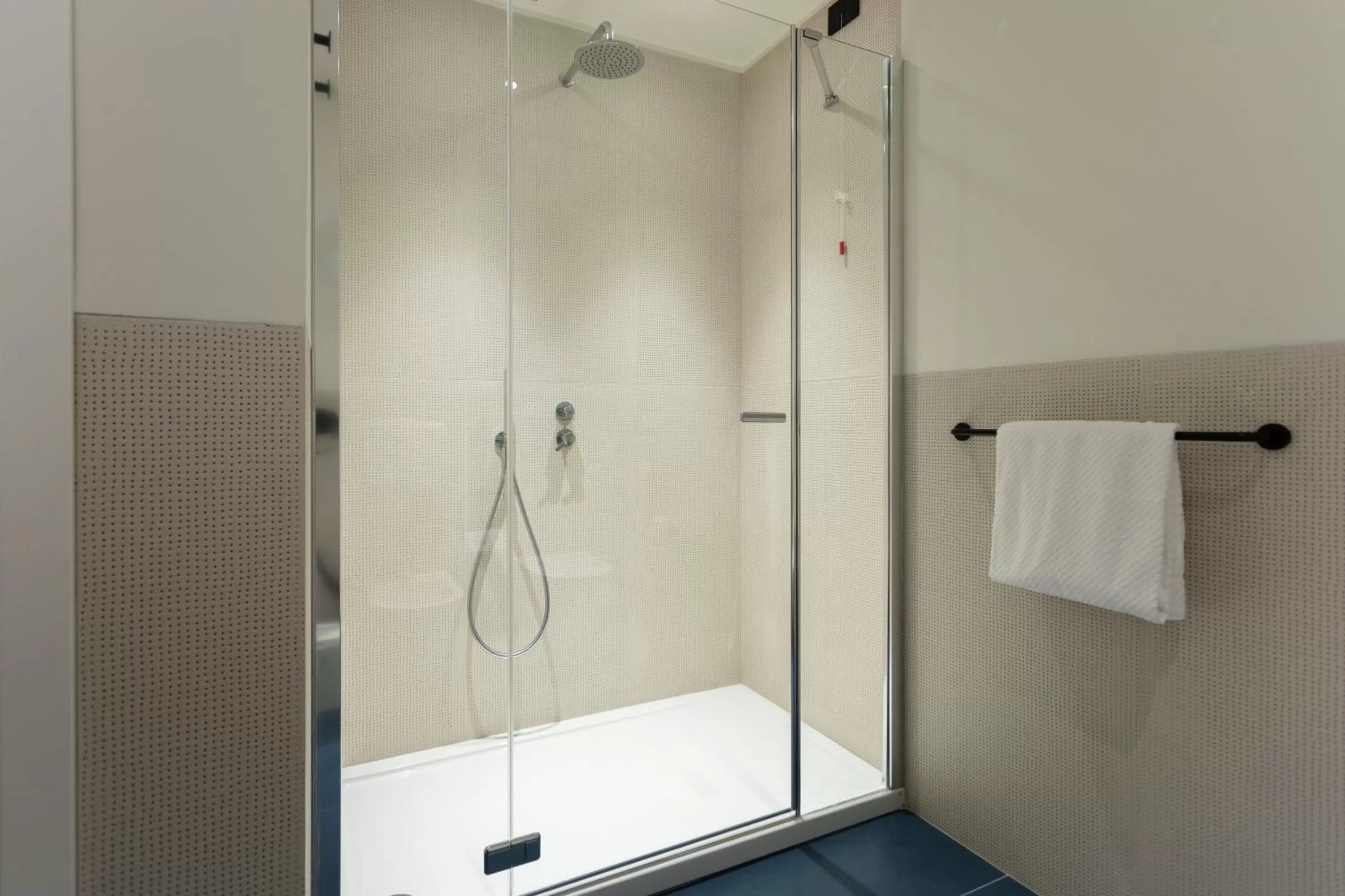 Shower in Sant'Ambrogio Apartments, Reception h24