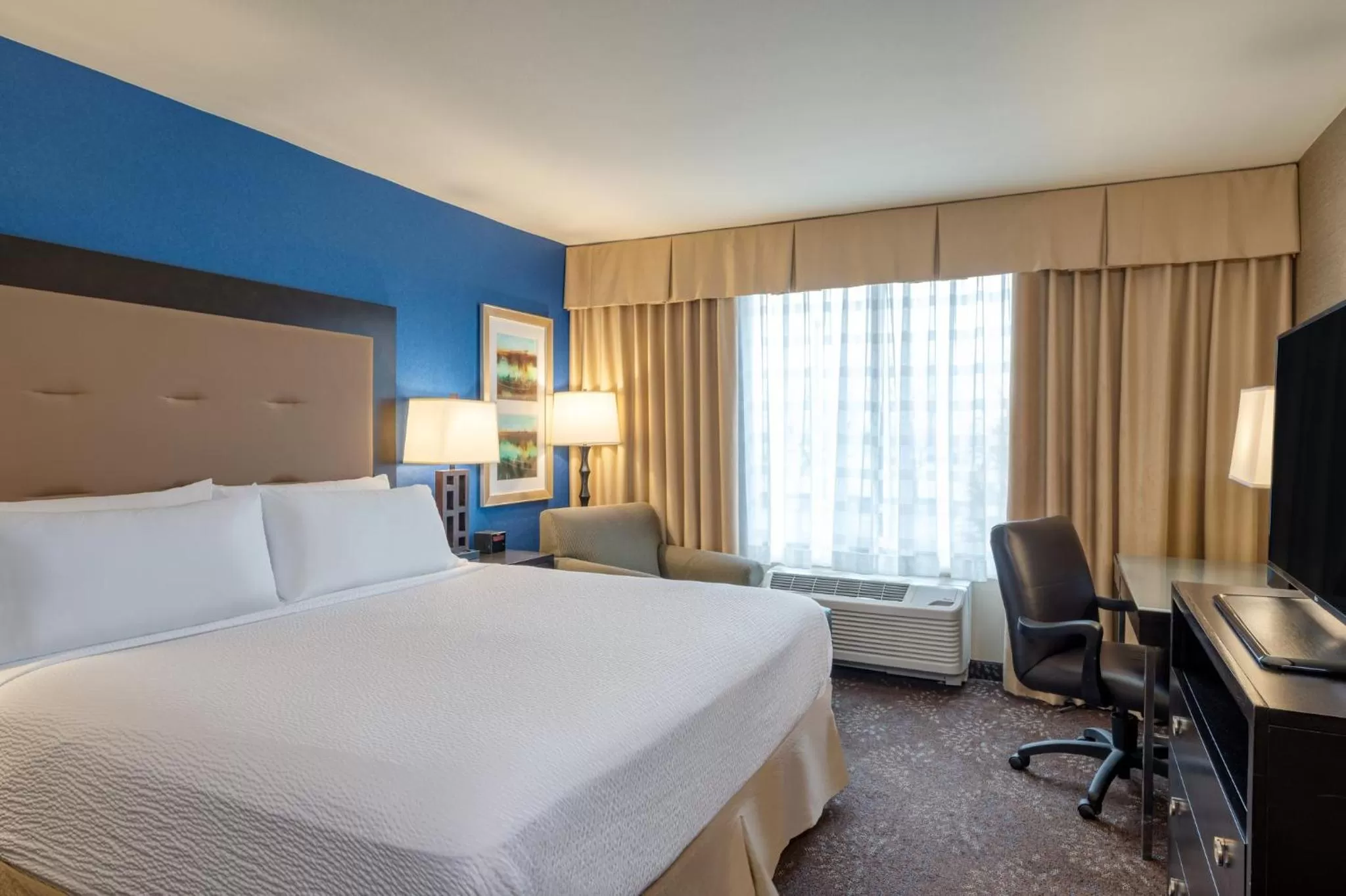 Photo of the whole room, Bed in Holiday Inn - Terre Haute by IHG