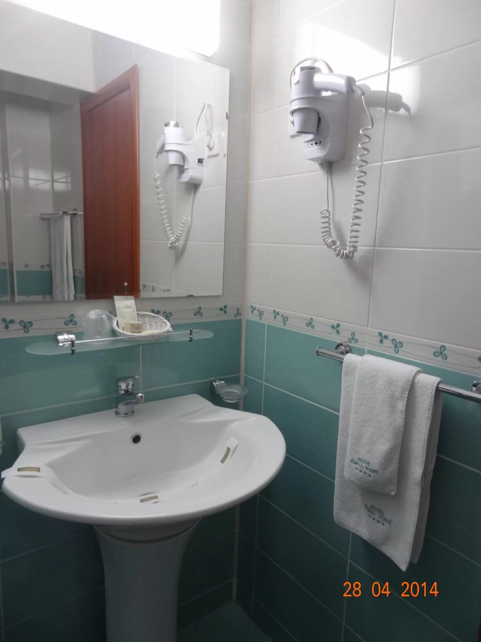 Bathroom in Hotel Emma West