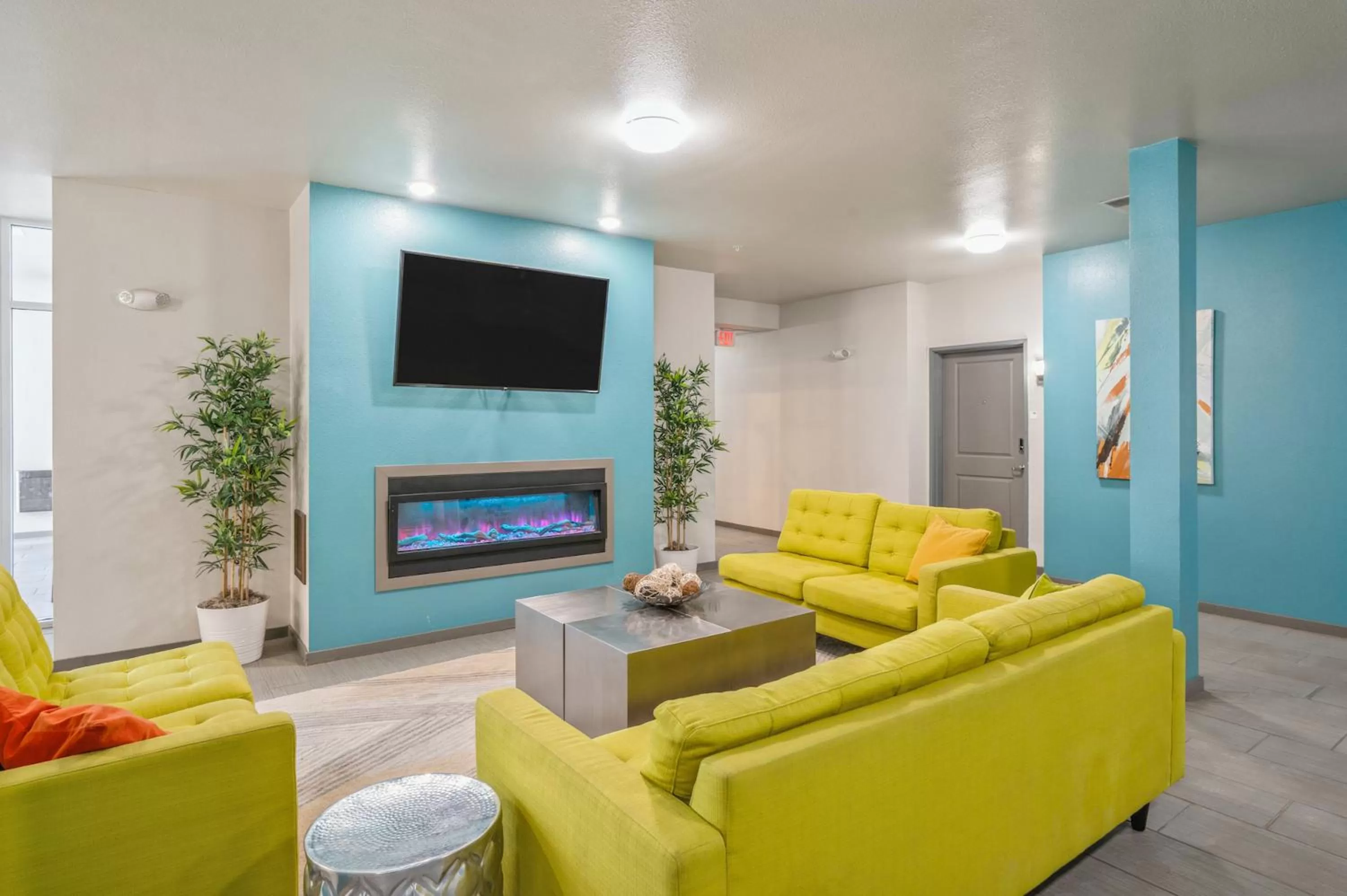 Communal lounge/ TV room, Seating Area in Kasa University Avenue Minneapolis