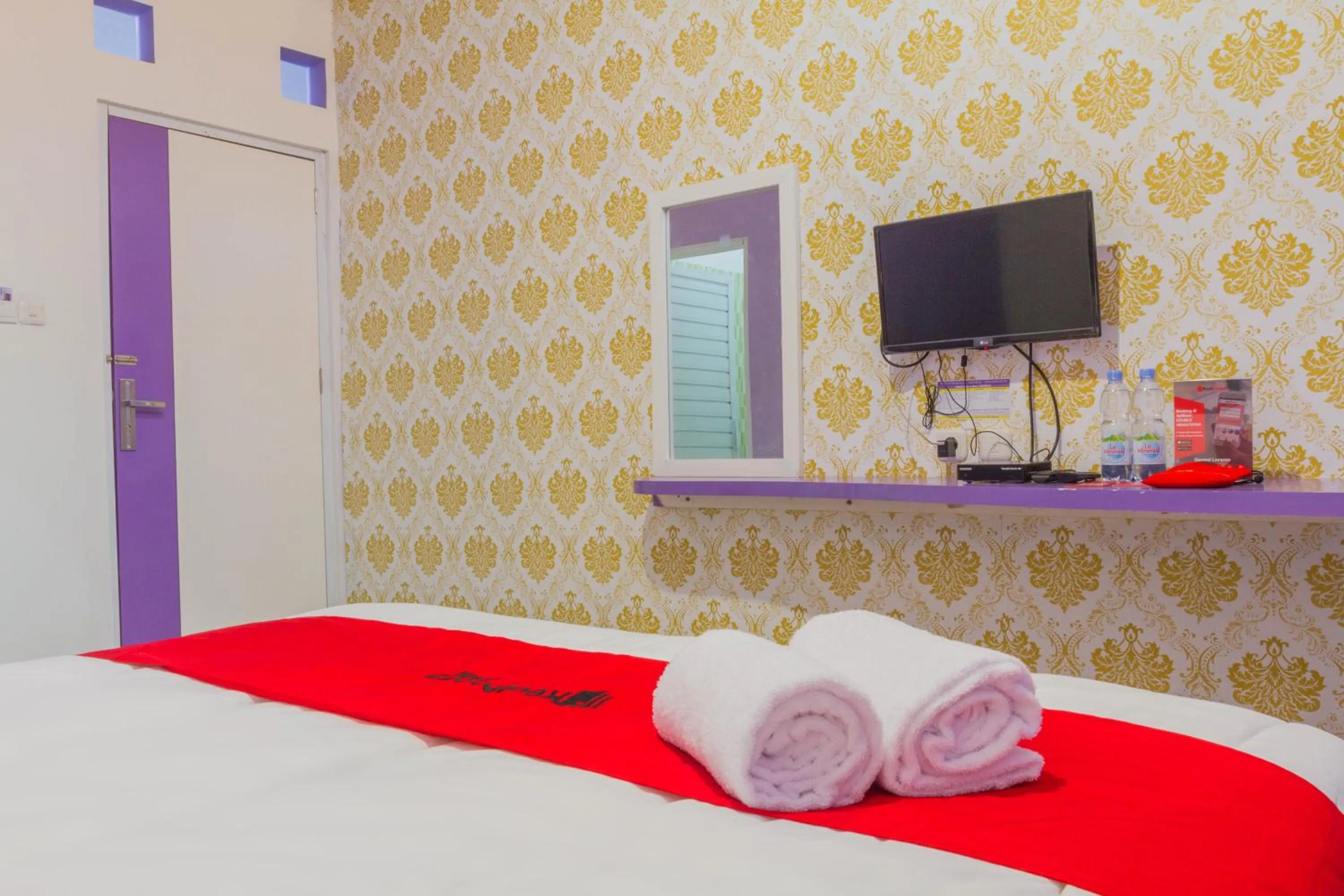 Bedroom, Bed in RedDoorz Plus @ Tuparev Cirebon 2