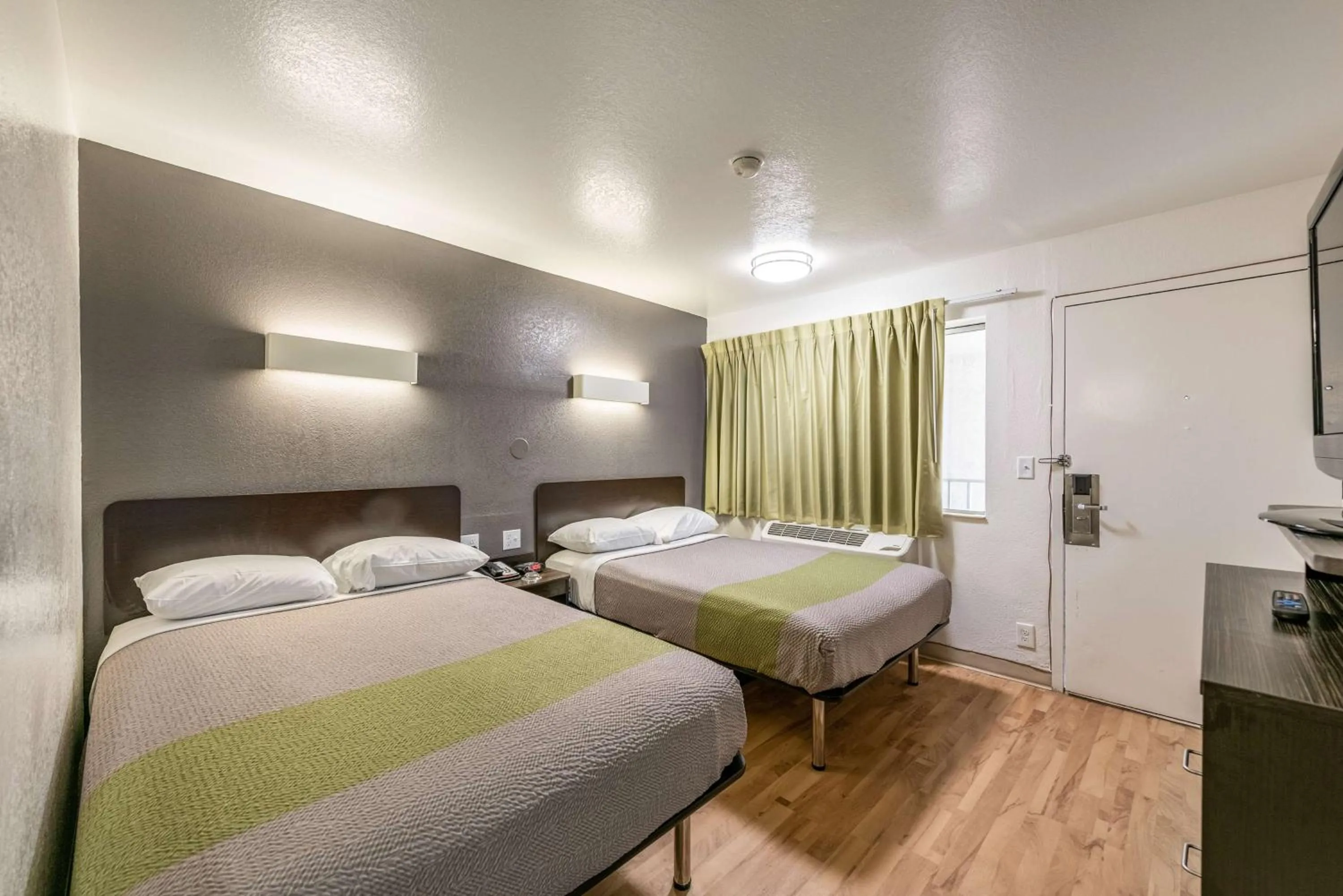 Photo of the whole room, Bed in Studio 6-Monroe, LA - Hwy 165