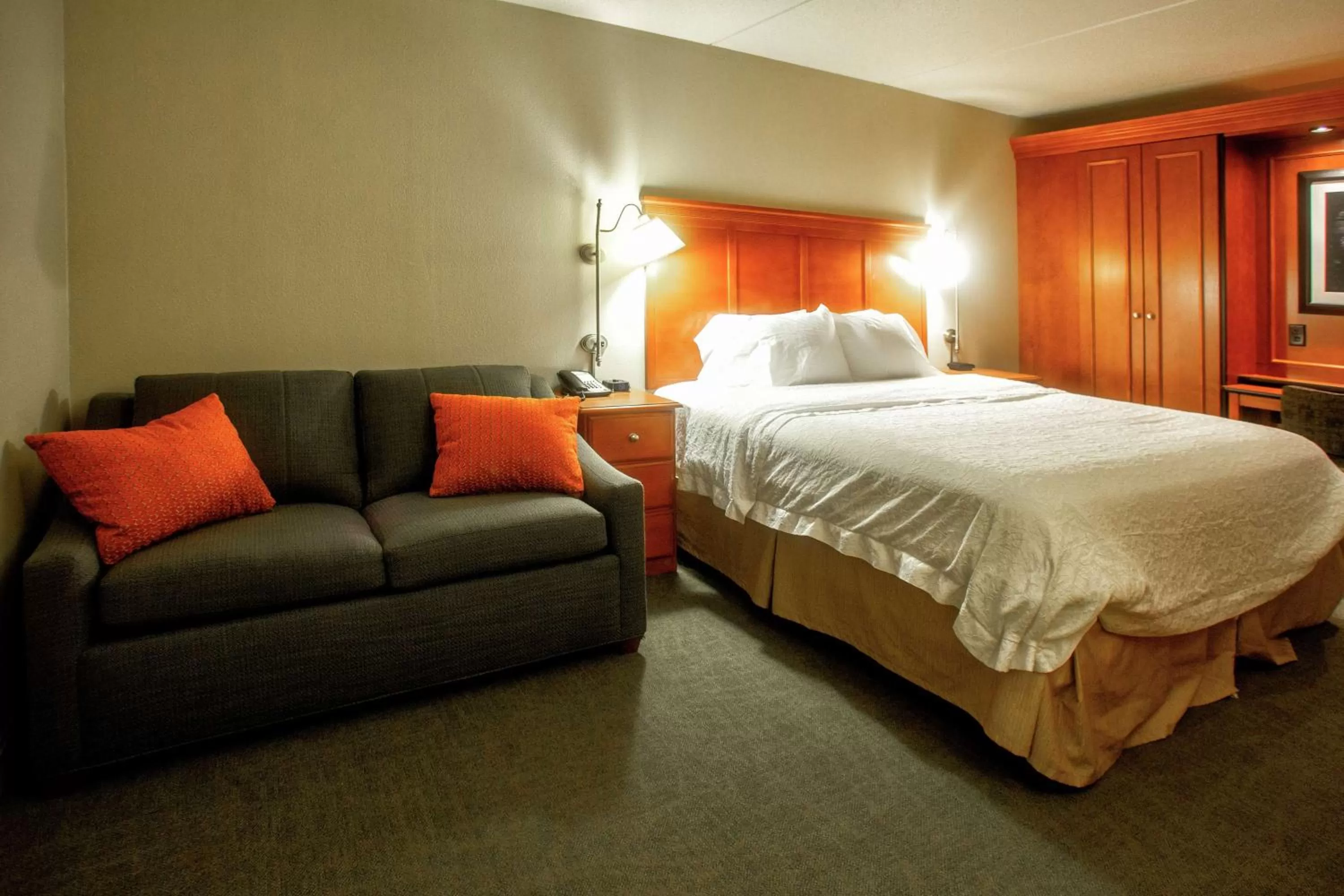 Bed in Hampton Inn Wheeling