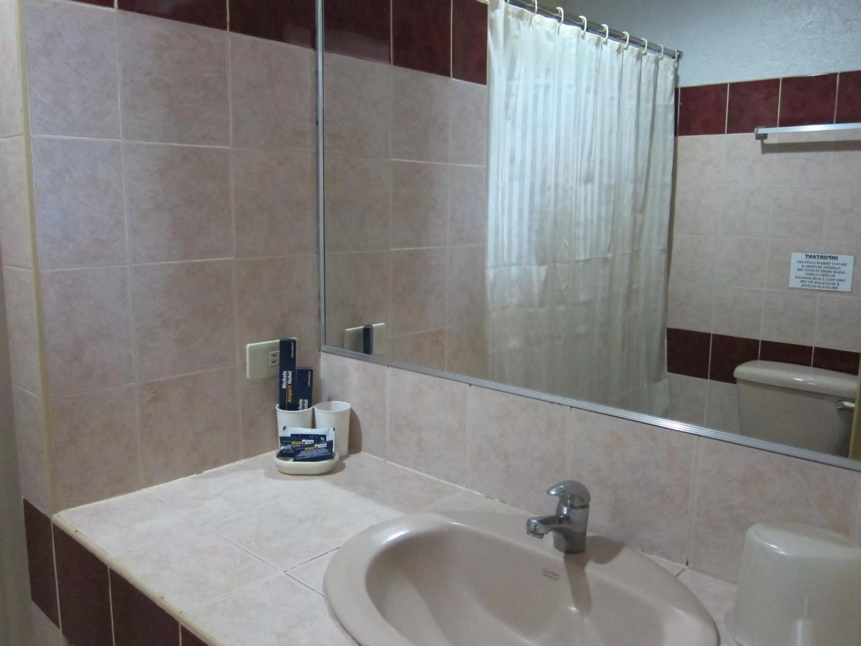 Bathroom in Nichols Airport Hotel