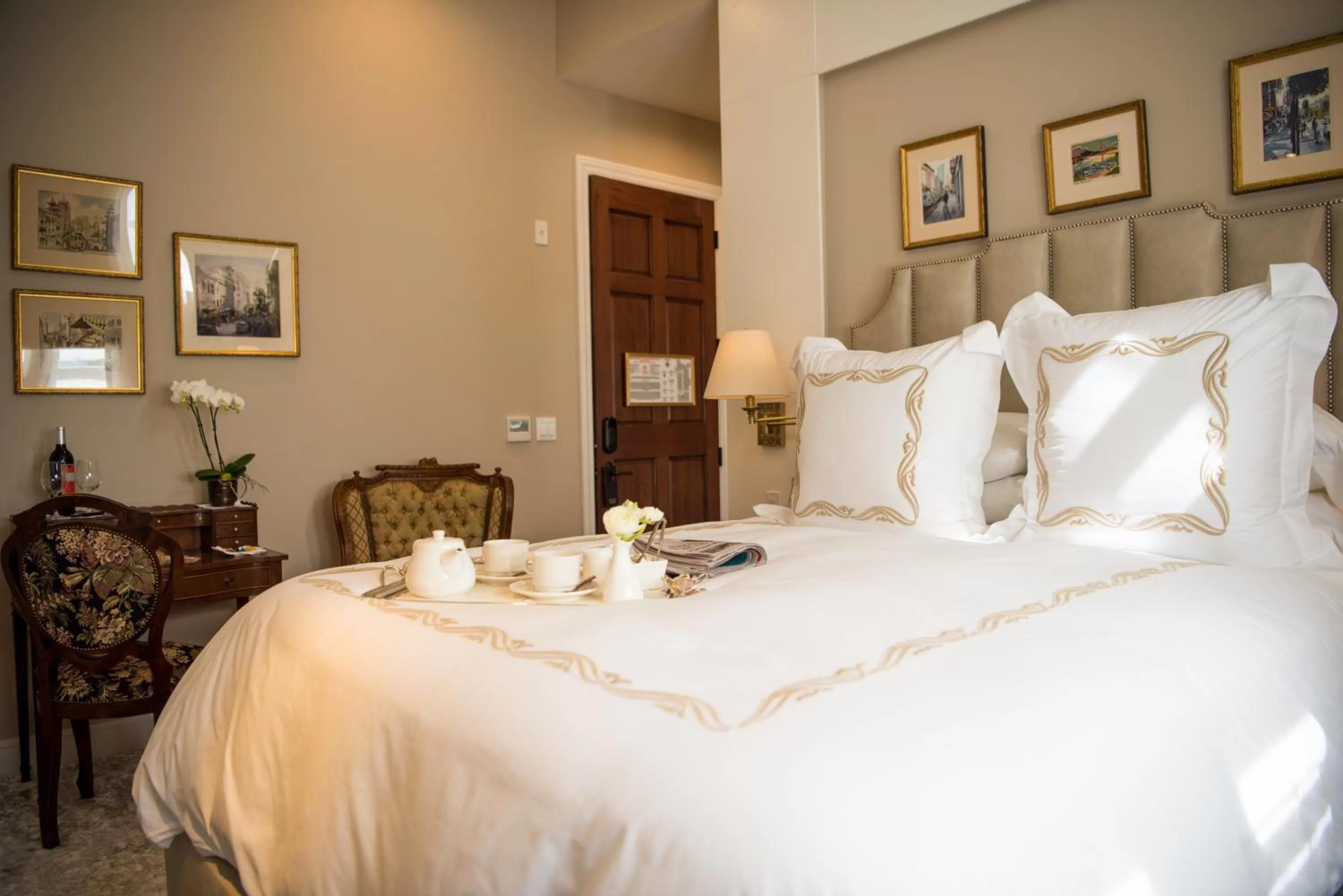 Bed in Neighbourgood Sutter Mansion