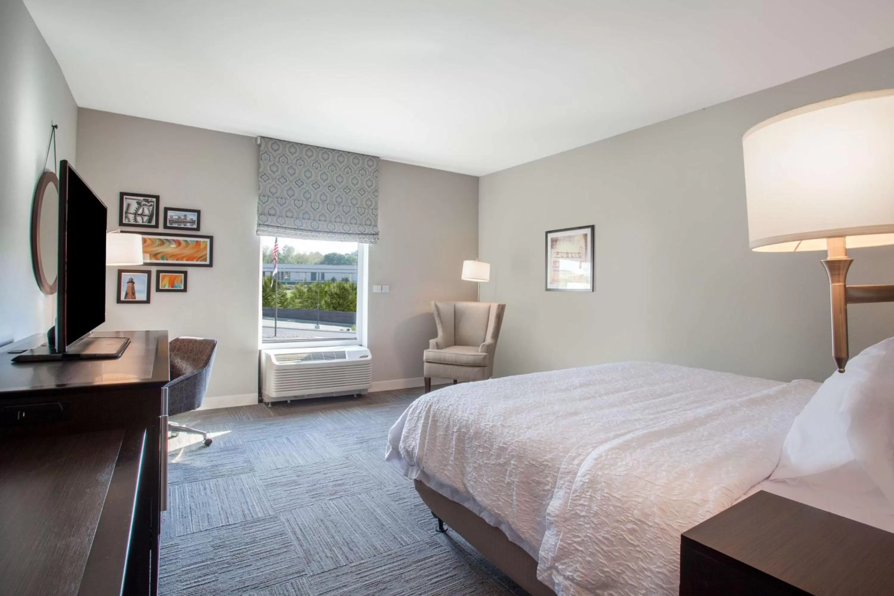 Bedroom, Bed in Hampton Inn Rochester Penfield, Ny