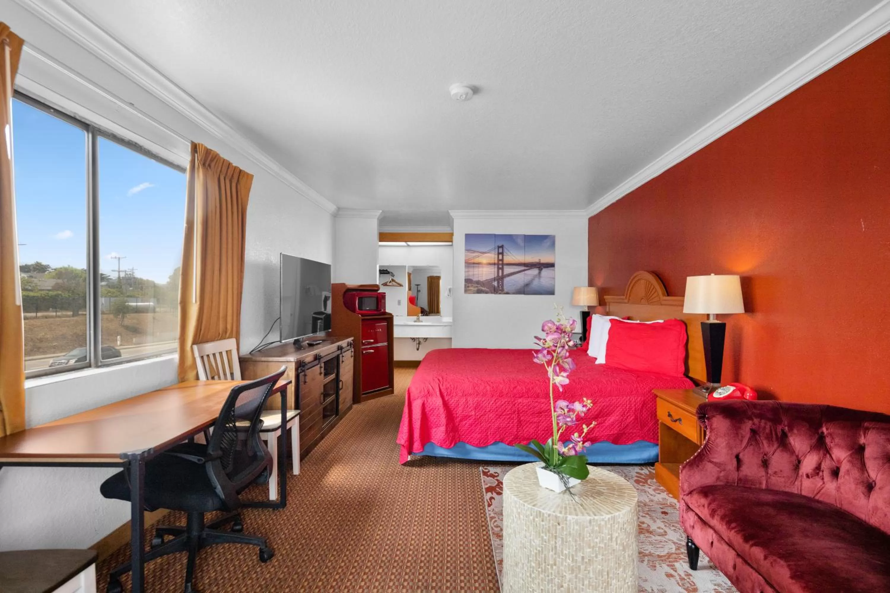 Photo of the whole room, Bed in Americana Inn Motel