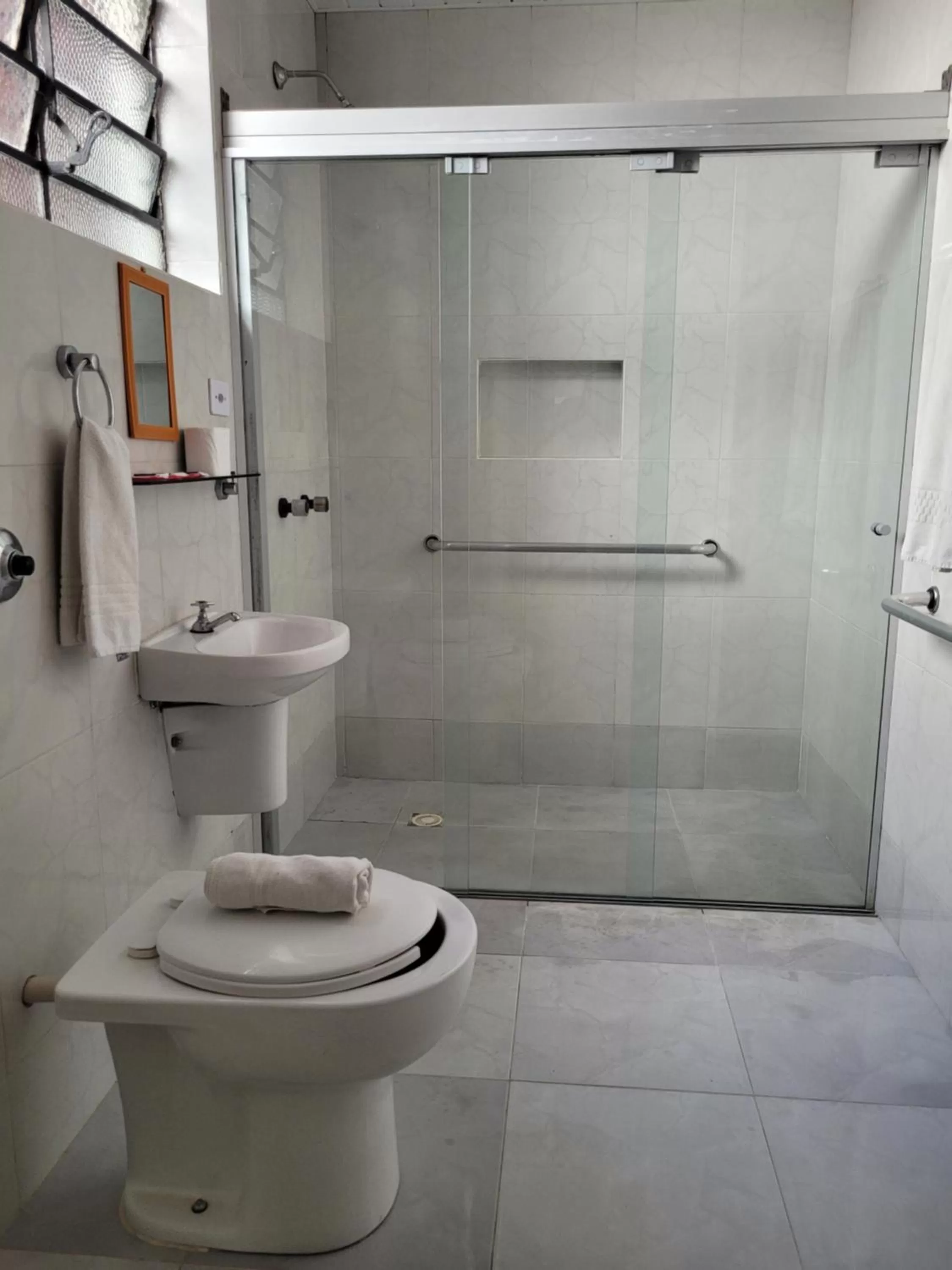 Shower in Hotel Estação Express