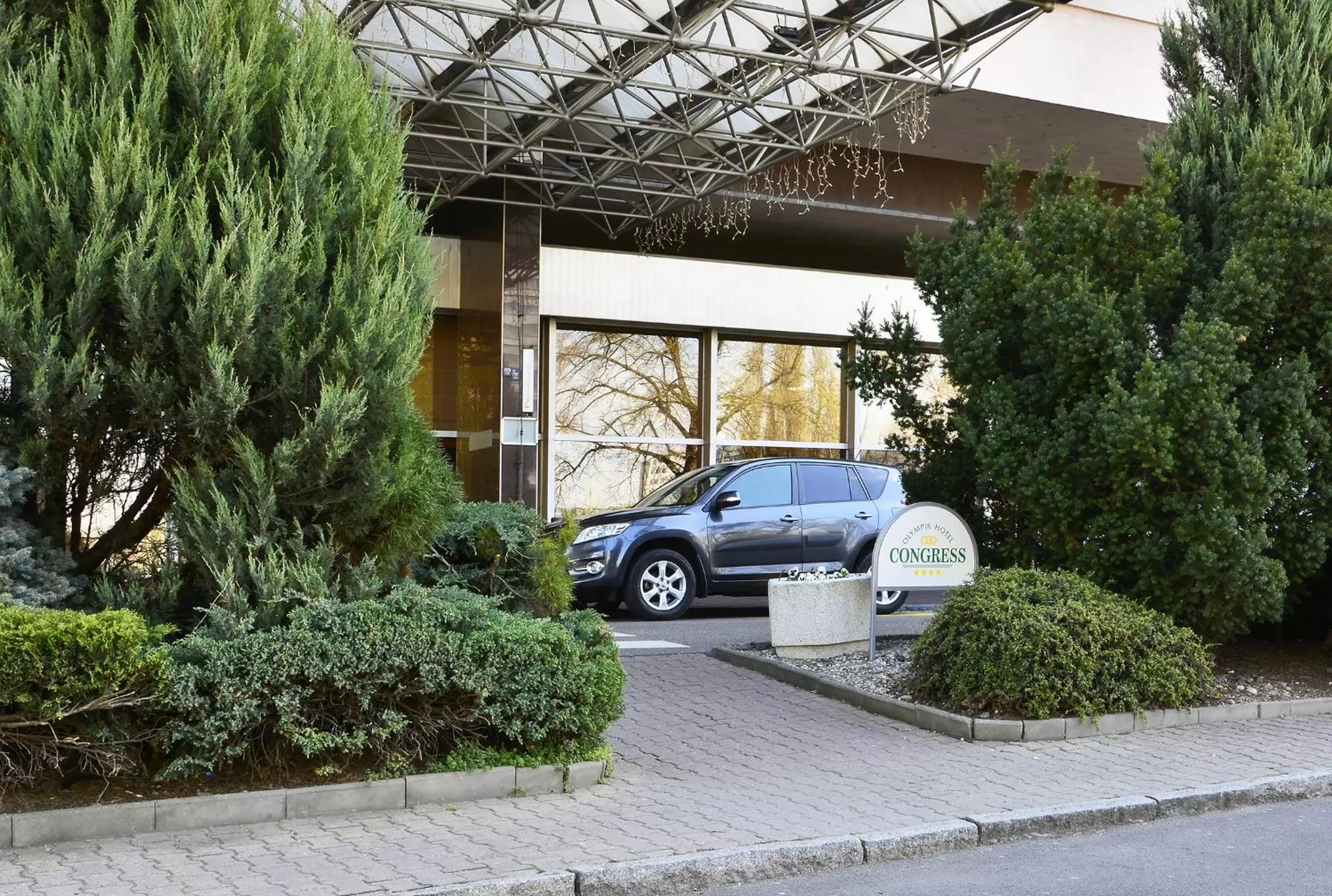 Facade/entrance in Olympik Tristar