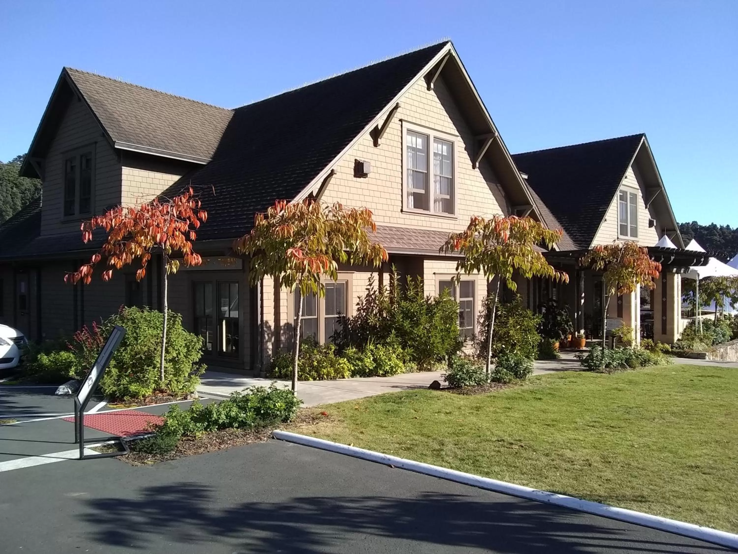 Facade/entrance in Noyo Harbor Inn